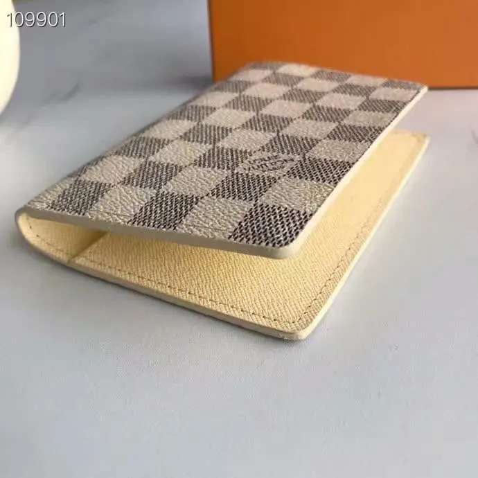 P100lv Wallet Coin Clip M60181 A must-have accessory for modern travelers, this coated canvas passport cover combines fashion and practicality. Equipped with four credit card slots and two convenient pockets for quick access to your passport. Dimensions: 10.0 x 14.0 x 2.5 cm ~