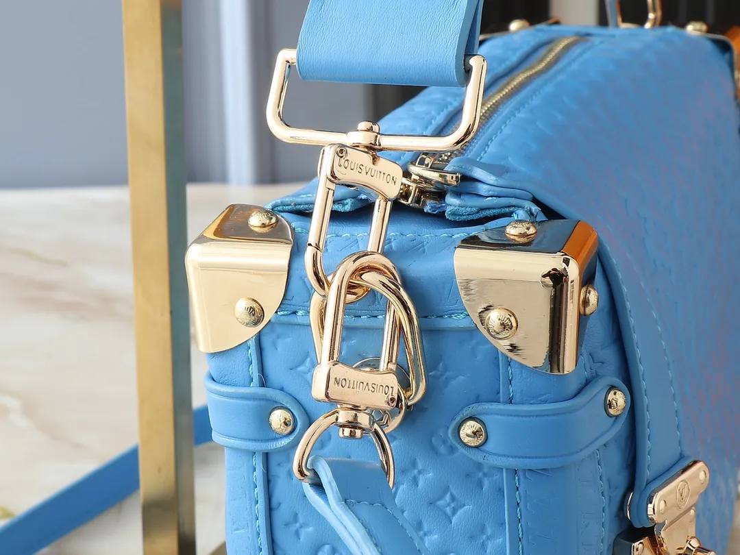 💰320💰Upgraded from the original M46358 full leather bag inspired by travel luggage. The overall design is a classic monogram. The bag is surrounded by metal edging, retaining the signature hard box craftsmanship, and perfectly blending leather and metal, softness and hardness, which not only shows the softness of the leather but also incorporates a bit of laziness and casualness. Dimensions: 24.5x16.5x8.5cm (length x height x width)