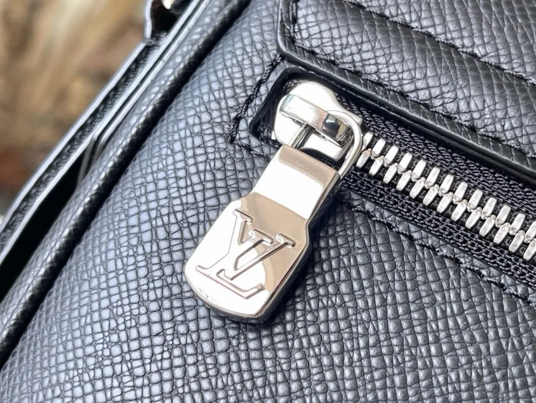 💰1020 (first-grain leather) top-quality original M30850 black. This District small messenger bag is made of dark-dyed Taïga leather. It is equipped with a zippered back pocket. Its square shape and suitable size make it an everyday choice. Adjustable shoulder strap for shoulder or cross-body wear, D-ring for hanging keys or wallet Dimensions 26 x 20 x 7 cm (length x height x width)