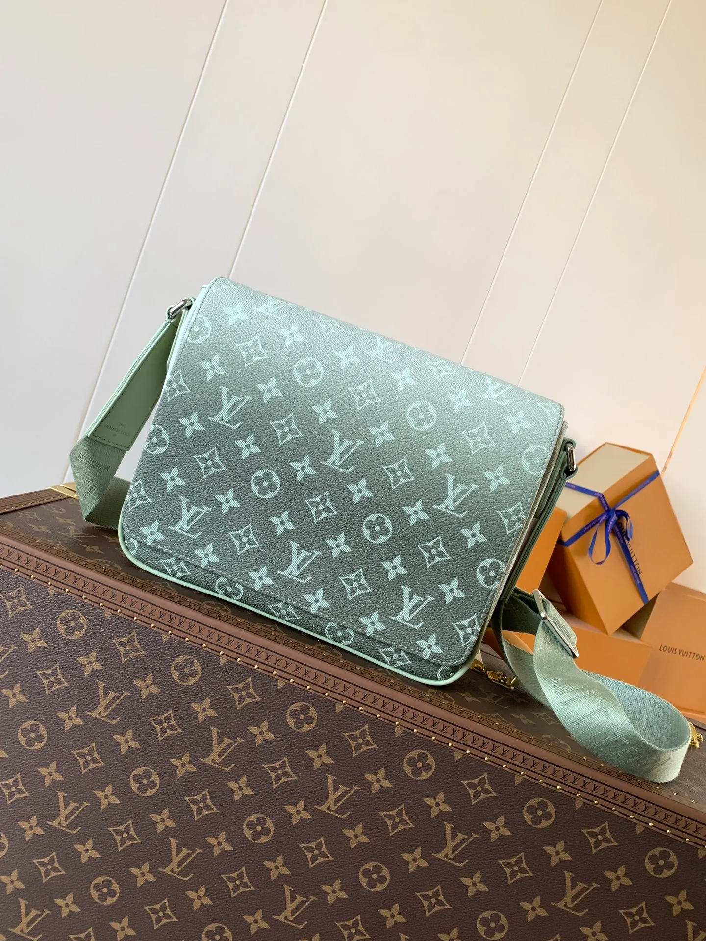 💰940 Top Original Order Changing Dynamic Chip M11593 Gradient Color Top Original Order Exclusive Men's Messenger Bag Series DISTRICT Small Messenger Bag This District small messenger bag is made of Damier Infini coated canvas, with magnetic buckle closure and zipper back pocket, enriching daily travel with classic style. Adjustable shoulder strap marked with Louis Vuitton logo. Detailed features26 x 20 x 7 cm