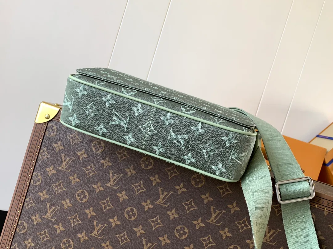 💰940 Top Original Order Changing Dynamic Chip M11593 Gradient Color Top Original Order Exclusive Men's Messenger Bag Series DISTRICT Small Messenger Bag This District small messenger bag is made of Damier Infini coated canvas, with magnetic buckle closure and zipper back pocket, enriching daily travel with classic style. Adjustable shoulder strap marked with Louis Vuitton logo. Detailed features26 x 20 x 7 cm