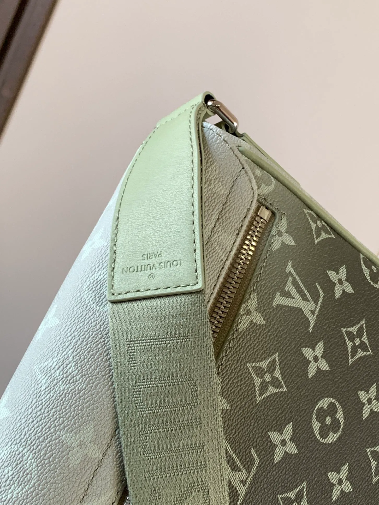 💰940 Top Original Order Changing Dynamic Chip M11593 Gradient Color Top Original Order Exclusive Men's Messenger Bag Series DISTRICT Small Messenger Bag This District small messenger bag is made of Damier Infini coated canvas, with magnetic buckle closure and zipper back pocket, enriching daily travel with classic style. Adjustable shoulder strap marked with Louis Vuitton logo. Detailed features26 x 20 x 7 cm