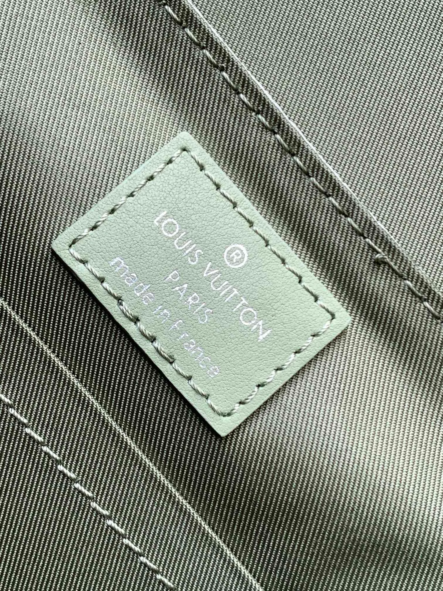 💰940 Top Original Order Changing Dynamic Chip M11593 Gradient Color Top Original Order Exclusive Men's Messenger Bag Series DISTRICT Small Messenger Bag This District small messenger bag is made of Damier Infini coated canvas, with magnetic buckle closure and zipper back pocket, enriching daily travel with classic style. Adjustable shoulder strap marked with Louis Vuitton logo. Detailed features26 x 20 x 7 cm