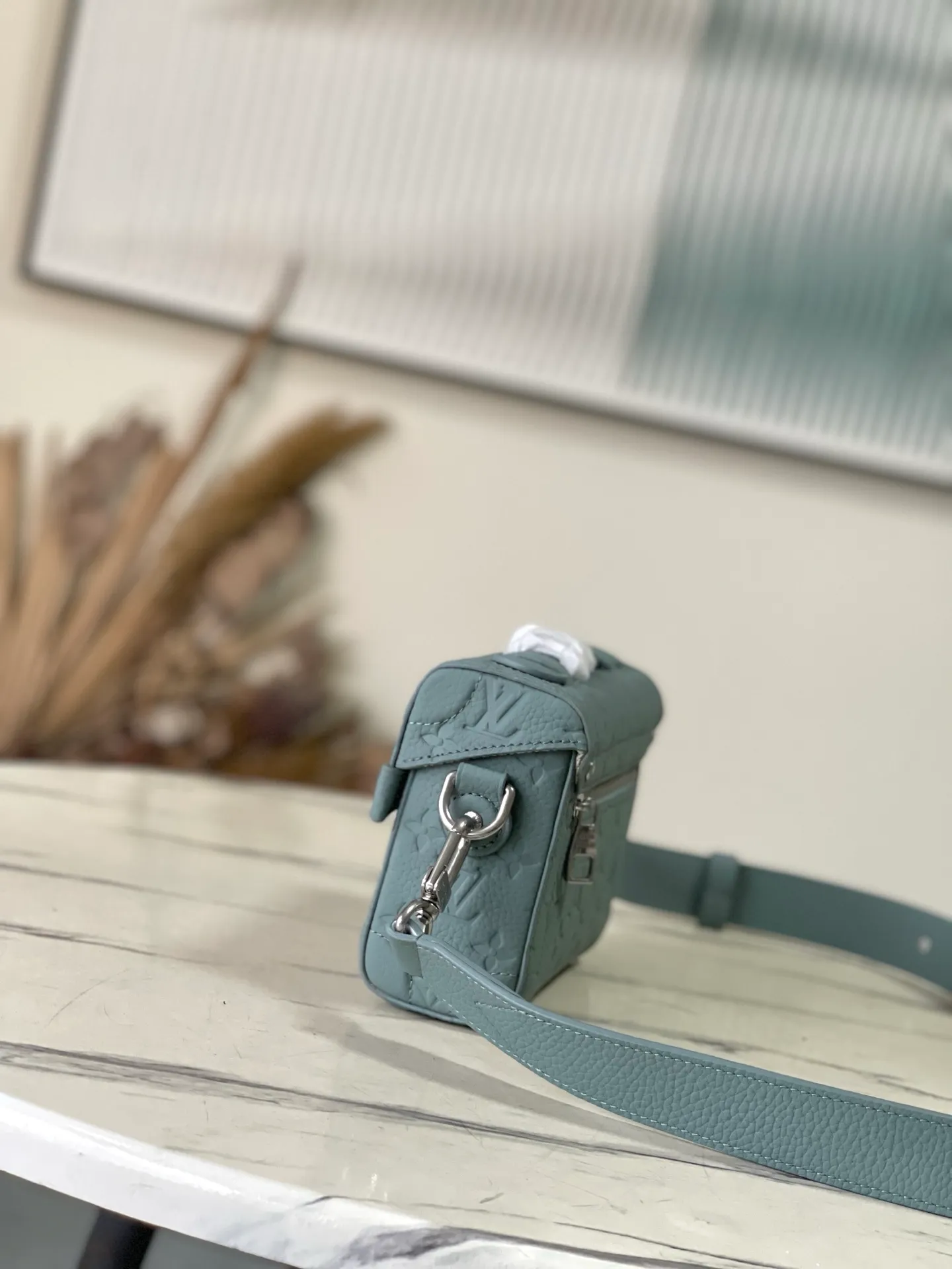 💰1400 (first-grain leather) top original order M13870 green This Soul Trunk handbag is made of soft Monogram embossed Taurillon cow leather to interpret the brand's traditional hard box structure. Reinforced corners Leather details and detachable and adjustable shoulder straps embellish the Monogram pattern body. Cotton lining completes the overall size: 19x15x7cm