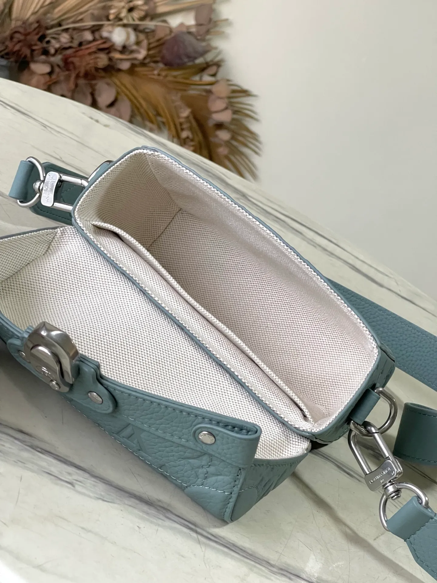 💰1400 (first-grain leather) top original order M13870 green This Soul Trunk handbag is made of soft Monogram embossed Taurillon cow leather to interpret the brand's traditional hard box structure. Reinforced corners Leather details and detachable and adjustable shoulder straps embellish the Monogram pattern body. Cotton lining completes the overall size: 19x15x7cm