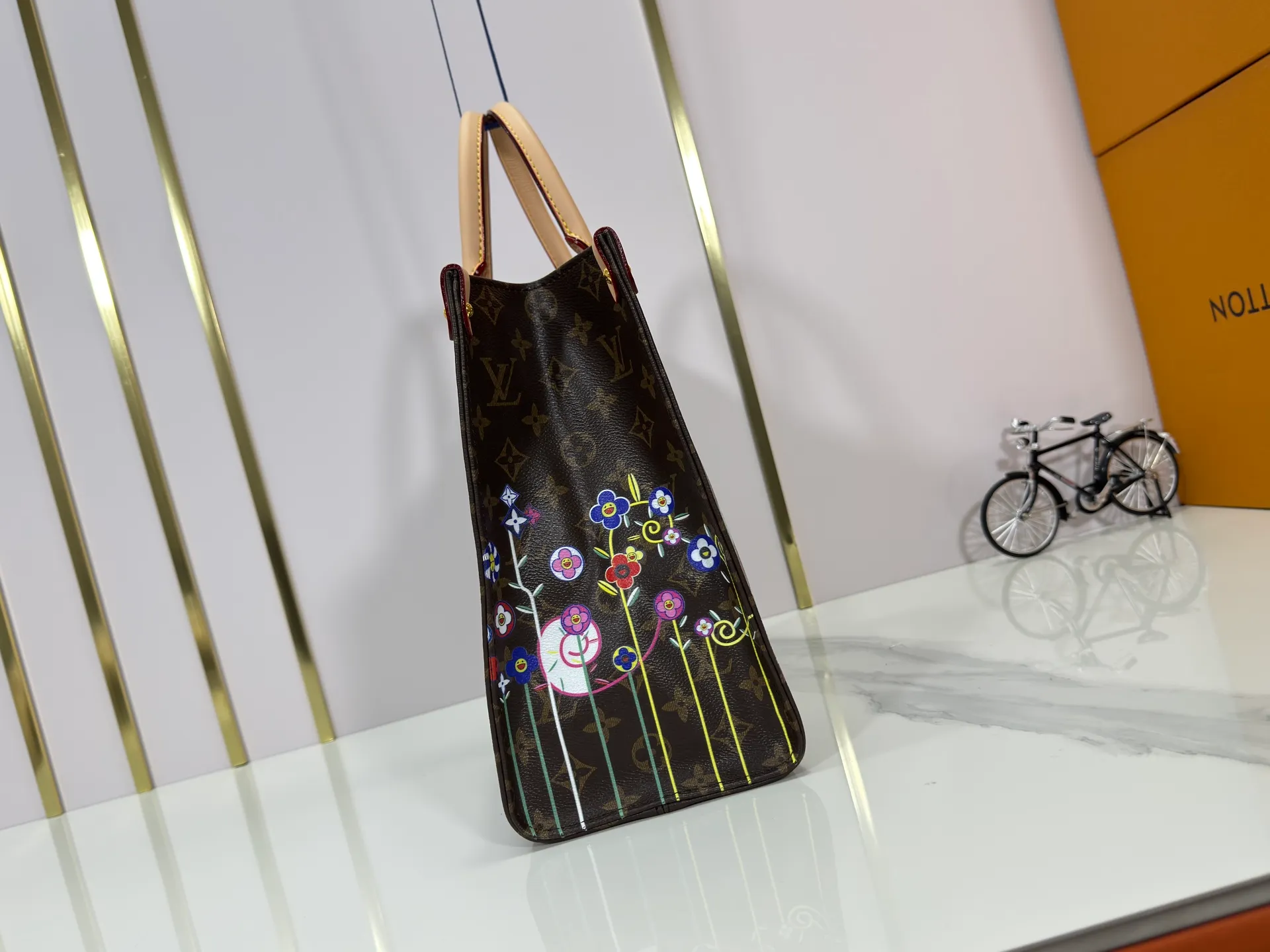 P260 Upgraded Original 🔥New 🔥M45039 M45321 M44571 This Onthego medium handbag uses classic Monogram canvas and Monogram Reverse canvas on both sides to present different styles at will. Toron's dual handles and shoulder strap allow for a variety of carrying options. Dimensions: 34.0 x 26.0 x 13.0 cm (length x height x width)