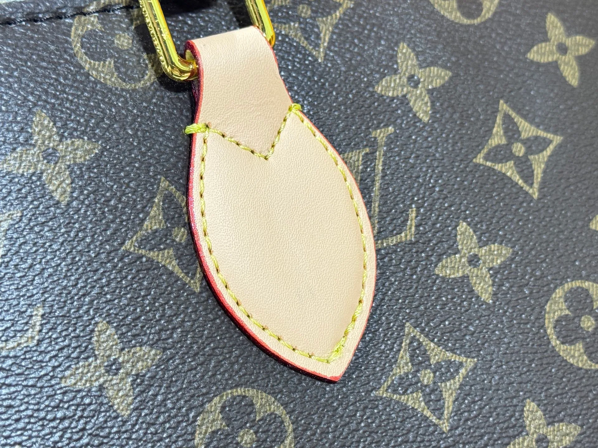 P260 Upgraded Original 🔥New 🔥M45039 M45321 M44571 This Onthego medium handbag uses classic Monogram canvas and Monogram Reverse canvas on both sides to present different styles at will. Toron's dual handles and shoulder strap allow for a variety of carrying options. Dimensions: 34.0 x 26.0 x 13.0 cm (length x height x width)
