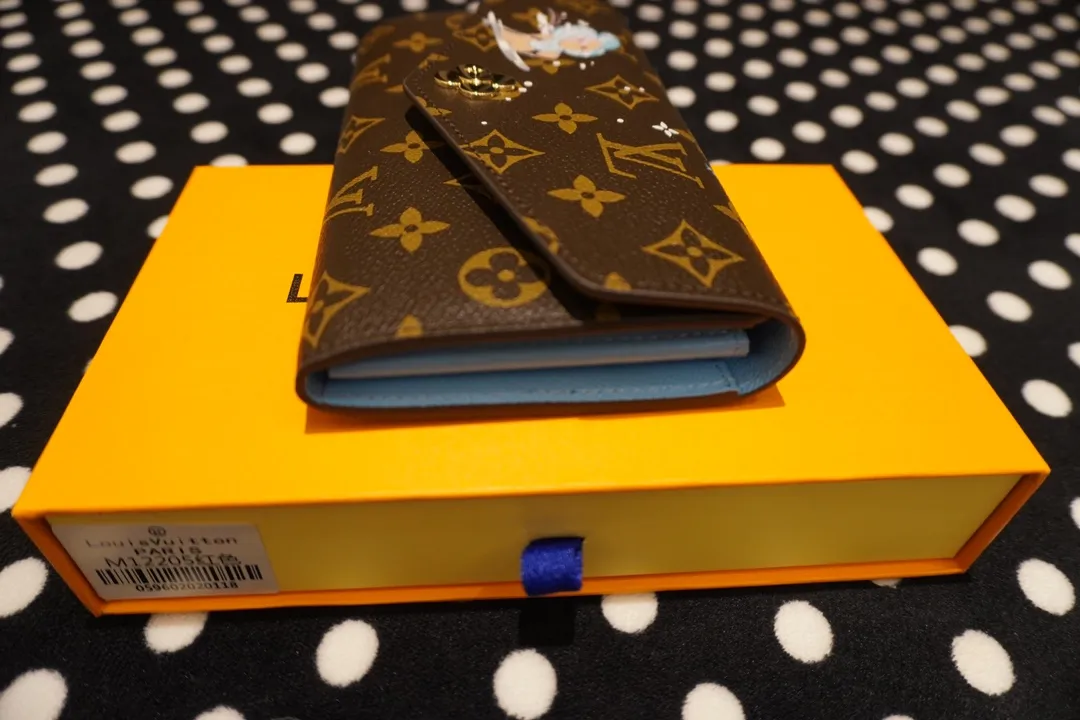P160💰 60531, model number 12207 This LV Charms card holder is from the SnowShow series, incorporating the iconic Monogram canvas with smooth leather trim and festive patterns. The brand mascot Vivienne’s pet dog Petula lives in a corner, and Vivienne decorations and LV flowers complete the exquisite design. Dimensions 19x10x2