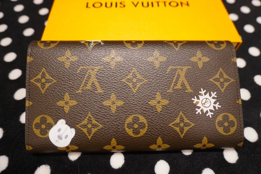P160💰 60531, model number 12207 This LV Charms card holder is from the SnowShow series, incorporating the iconic Monogram canvas with smooth leather trim and festive patterns. The brand mascot Vivienne’s pet dog Petula lives in a corner, and Vivienne decorations and LV flowers complete the exquisite design. Dimensions 19x10x2
