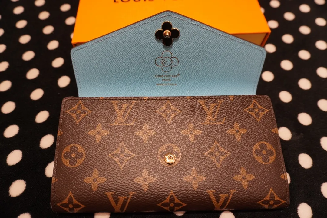 P160💰 60531, model number 12207 This LV Charms card holder is from the SnowShow series, incorporating the iconic Monogram canvas with smooth leather trim and festive patterns. The brand mascot Vivienne’s pet dog Petula lives in a corner, and Vivienne decorations and LV flowers complete the exquisite design. Dimensions 19x10x2
