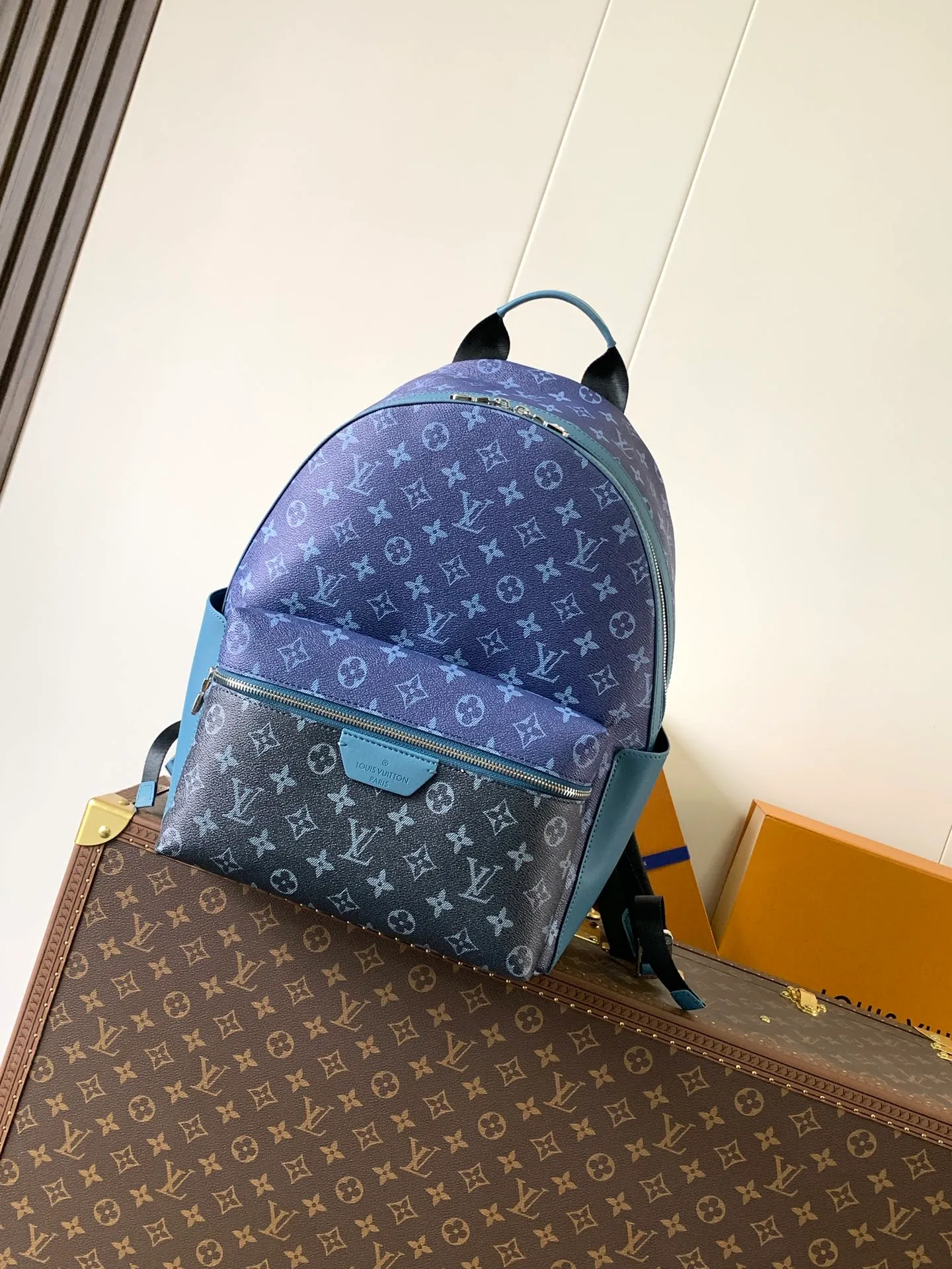 💰1020 Top original item M11590 Gradient Blue Top original item Transcoding chip 163c This Discovery backpack is made of Monogram Eclipse canvas and continues its flexible functionality in a more compact configuration. Exterior pockets, zippered front pockets, and open side pockets provide easy access, while interior pockets keep things organized. 29.0 x 38.0 x 20.0 cm (L x H x W) • Monogram Eclipse coated canvas • Cow leather trim • Textile lining • Metal hardware • Double zip closure • Adjustable shoulder strap • Open side pockets • Zip front pocket • Internal patch pocket • Handle: Single handle