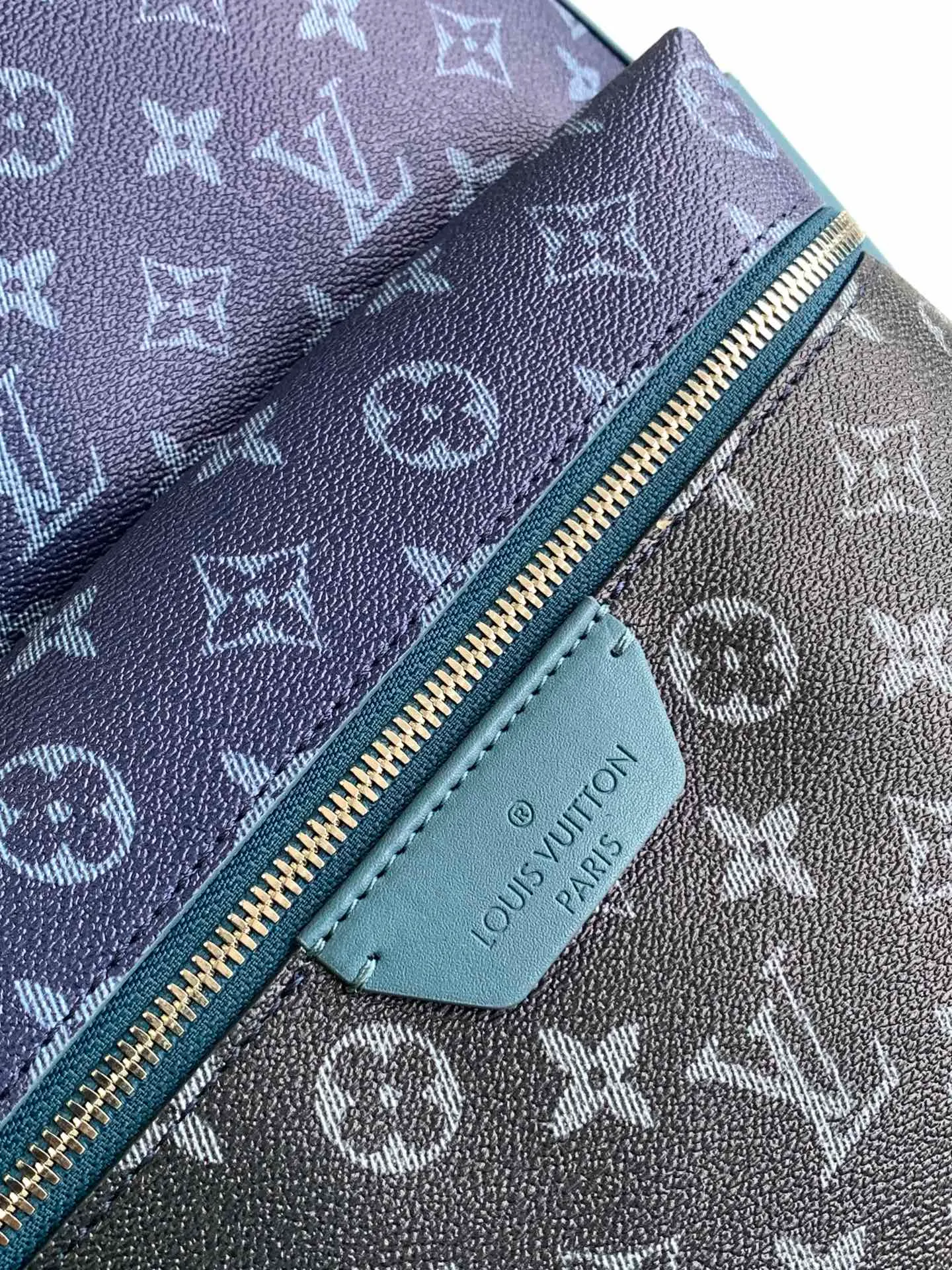 💰1020 Top original item M11590 Gradient Blue Top original item Transcoding chip 163c This Discovery backpack is made of Monogram Eclipse canvas and continues its flexible functionality in a more compact configuration. Exterior pockets, zippered front pockets, and open side pockets provide easy access, while interior pockets keep things organized. 29.0 x 38.0 x 20.0 cm (L x H x W) • Monogram Eclipse coated canvas • Cow leather trim • Textile lining • Metal hardware • Double zip closure • Adjustable shoulder strap • Open side pockets • Zip front pocket • Internal patch pocket • Handle: Single handle