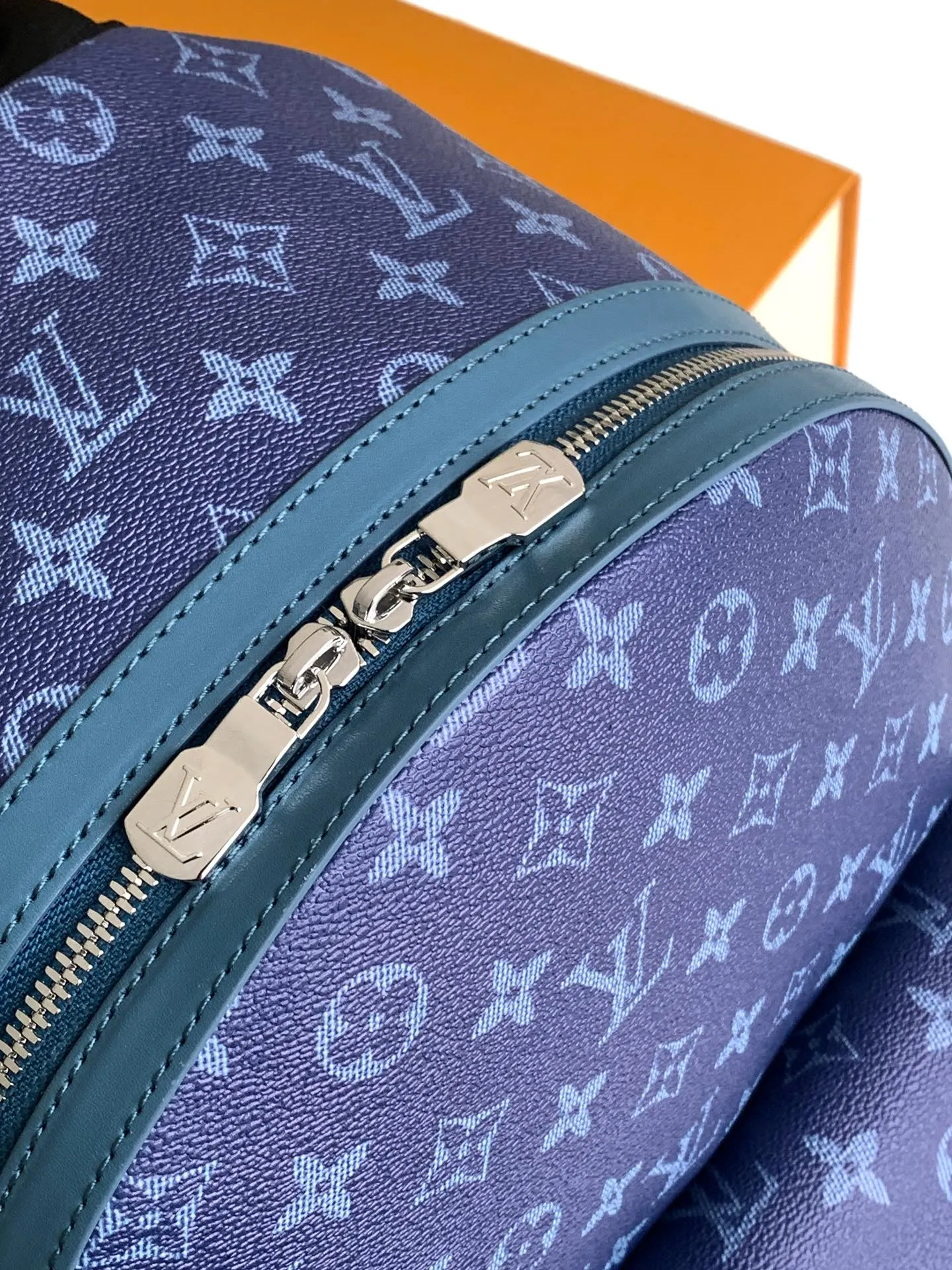 💰1020 Top original item M11590 Gradient Blue Top original item Transcoding chip 163c This Discovery backpack is made of Monogram Eclipse canvas and continues its flexible functionality in a more compact configuration. Exterior pockets, zippered front pockets, and open side pockets provide easy access, while interior pockets keep things organized. 29.0 x 38.0 x 20.0 cm (L x H x W) • Monogram Eclipse coated canvas • Cow leather trim • Textile lining • Metal hardware • Double zip closure • Adjustable shoulder strap • Open side pockets • Zip front pocket • Internal patch pocket • Handle: Single handle