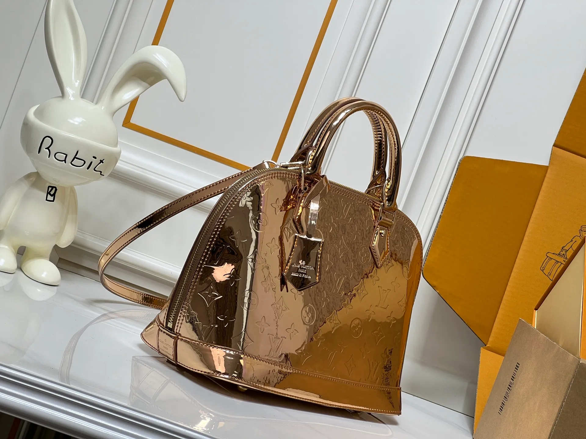 Batch 320💰M11835 M53151 The Alma large handbag of the LVSki series draws inspiration from the Louis Vuitton archive hard box. The large Monogram embossed coated canvas renders the new Monogram Miroir effect, highlighting the concept of retro futurism. Spacious interior patch pockets ensure organized storage. Size: 39x30x19cm