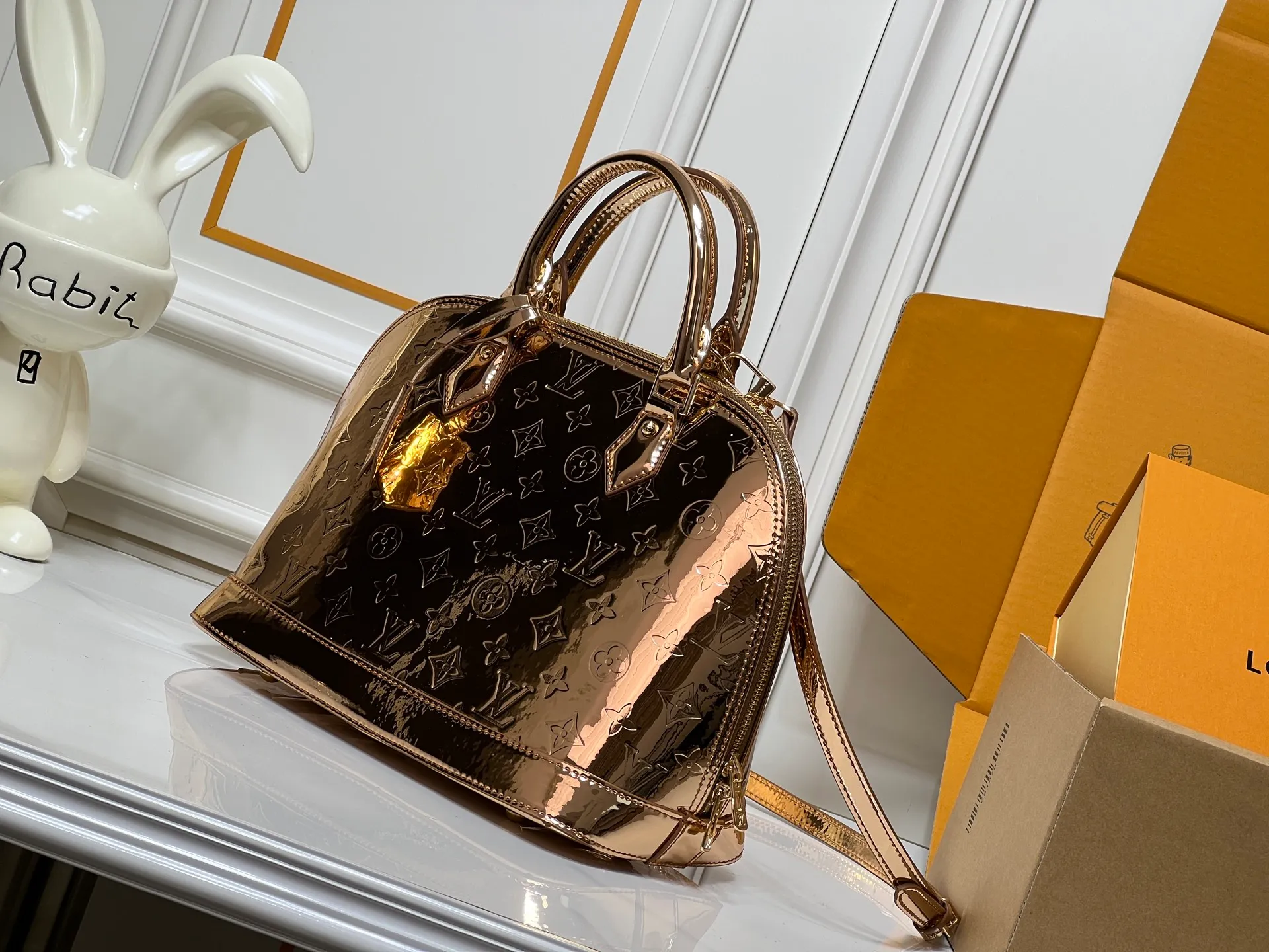 Batch 320💰M11835 M53151 The Alma large handbag of the LVSki series draws inspiration from the Louis Vuitton archive hard box. The large Monogram embossed coated canvas renders the new Monogram Miroir effect, highlighting the concept of retro futurism. Spacious interior patch pockets ensure organized storage. Size: 39x30x19cm