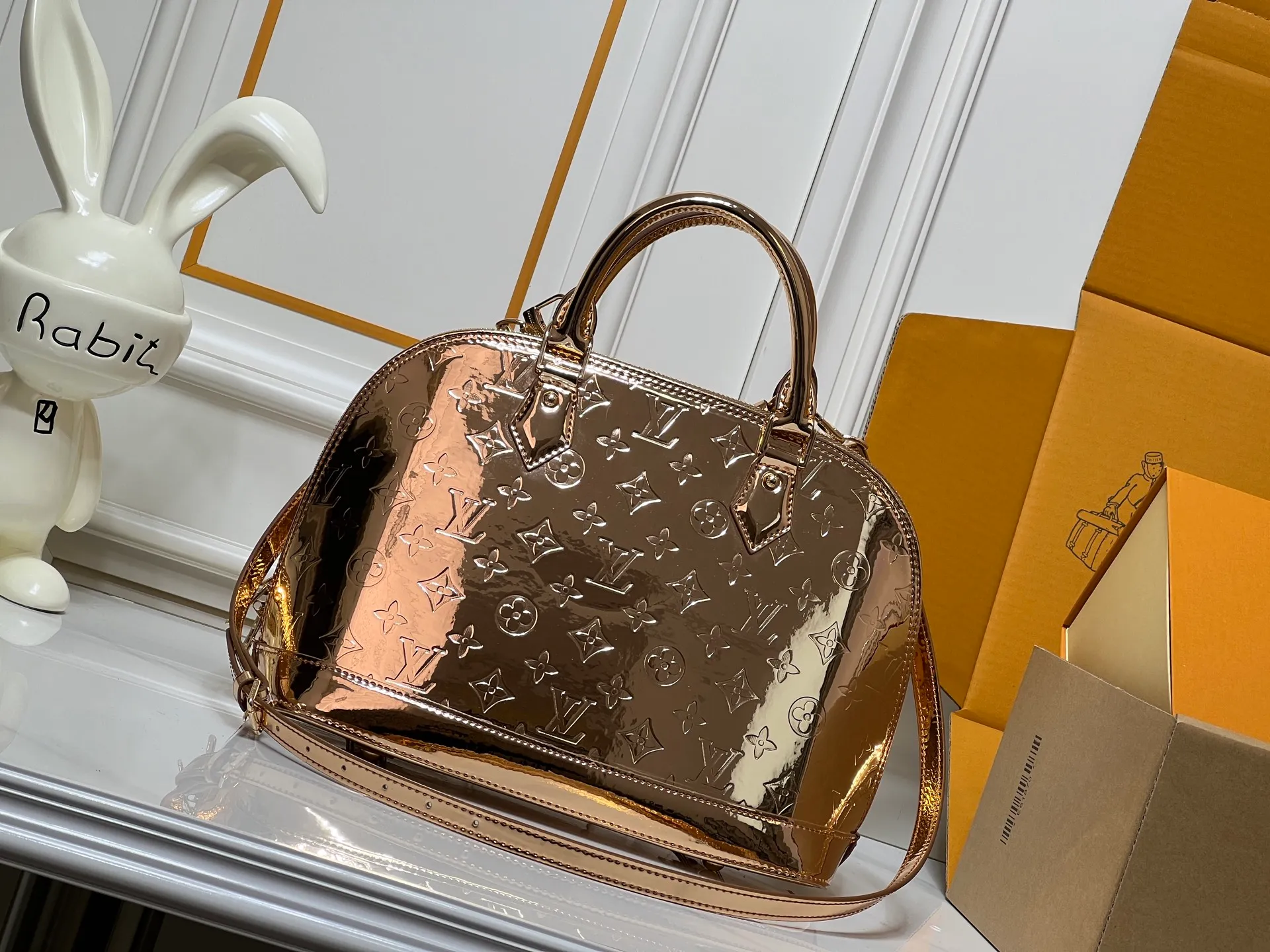 Batch 320💰M11835 M53151 The Alma large handbag of the LVSki series draws inspiration from the Louis Vuitton archive hard box. The large Monogram embossed coated canvas renders the new Monogram Miroir effect, highlighting the concept of retro futurism. Spacious interior patch pockets ensure organized storage. Size: 39x30x19cm