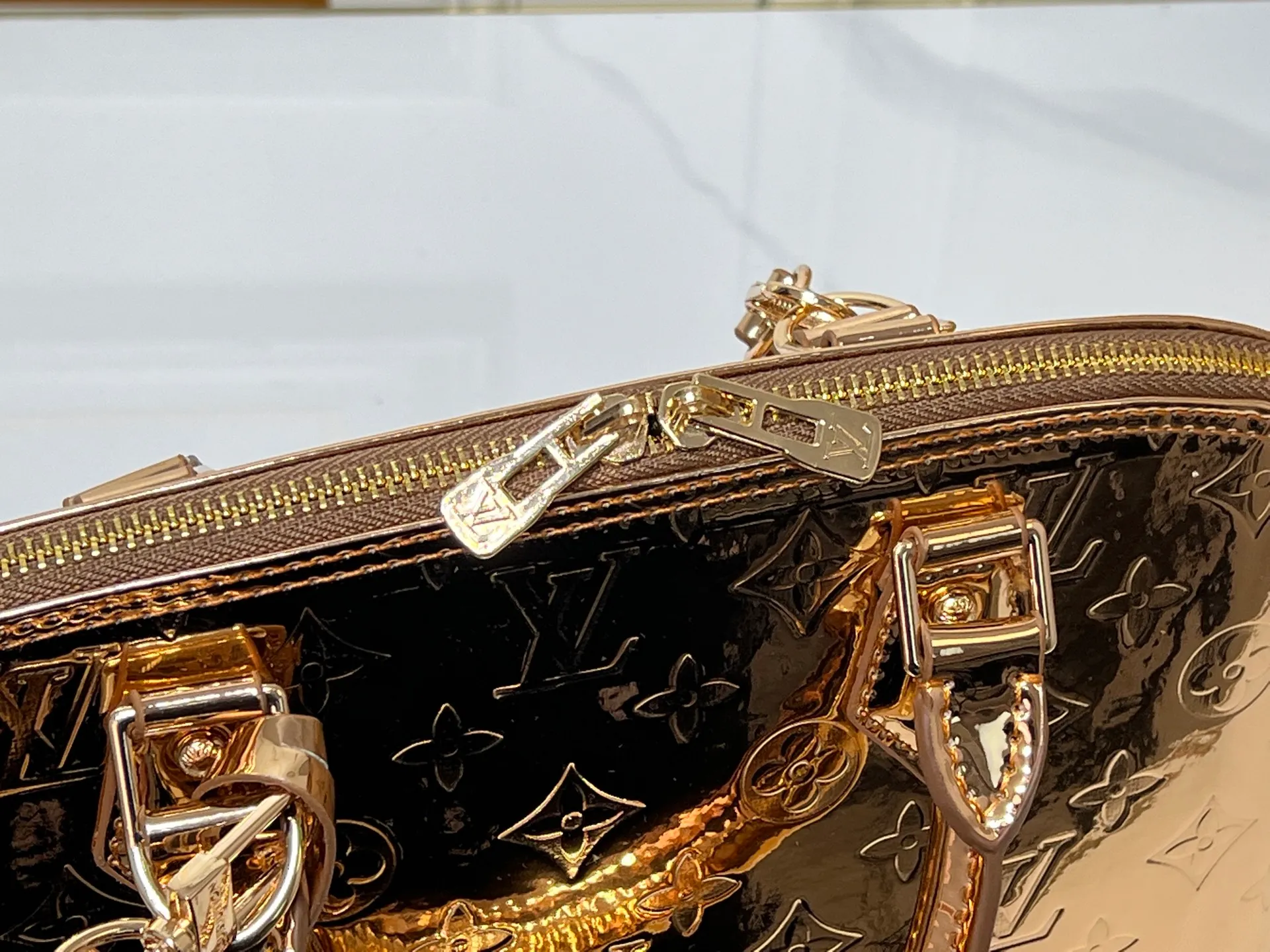 Batch 320💰M11835 M53151 The Alma large handbag of the LVSki series draws inspiration from the Louis Vuitton archive hard box. The large Monogram embossed coated canvas renders the new Monogram Miroir effect, highlighting the concept of retro futurism. Spacious interior patch pockets ensure organized storage. Size: 39x30x19cm