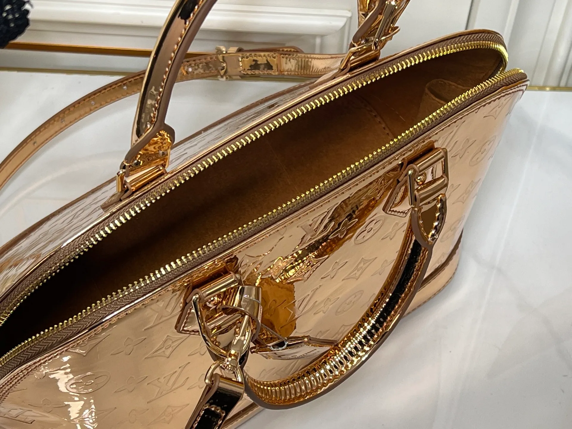 Batch 320💰M11835 M53151 The Alma large handbag of the LVSki series draws inspiration from the Louis Vuitton archive hard box. The large Monogram embossed coated canvas renders the new Monogram Miroir effect, highlighting the concept of retro futurism. Spacious interior patch pockets ensure organized storage. Size: 39x30x19cm