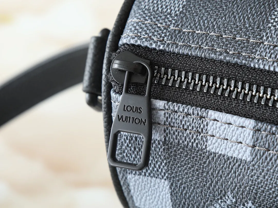 💰240💰Upgraded from the original M14919 M14078 M01942 M15076 M24434 M46271 M20900 M46249 This handbag condenses the classic silhouette of the Keepall travel bag. It is made of Monogram embossed Taurillon leather. Its compact configuration is suitable for storing small items such as mobile phones and wallets. With its clever use of leather handles and detachable shoulder strap, it's easy to carry with you in trendy style. Detailed features Dimensions: 25✘15✘11 cm