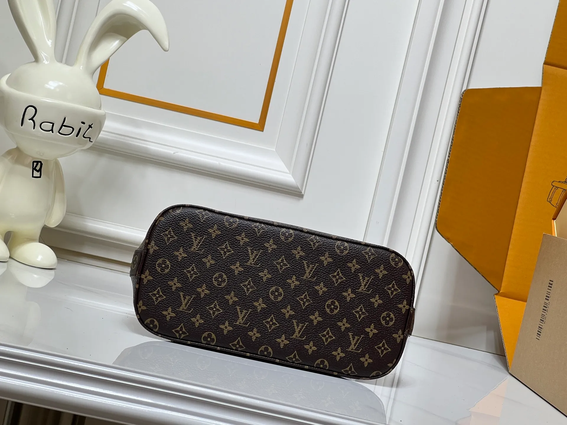 Batch 300💰Black embossed Caramel embossed M53152 M90611 M82717 Louis Vuitton's iconic handbag, one with the crispest design structure. Its prototype is a piece designed by Gaston Vuitton and named after the Alma Bridge, which connects two adjacent fashionable districts in Paris. Signature Monogram canvas gives it a classic feel. Dimensions: 25 x 19 x 12 cm (length x height x width)