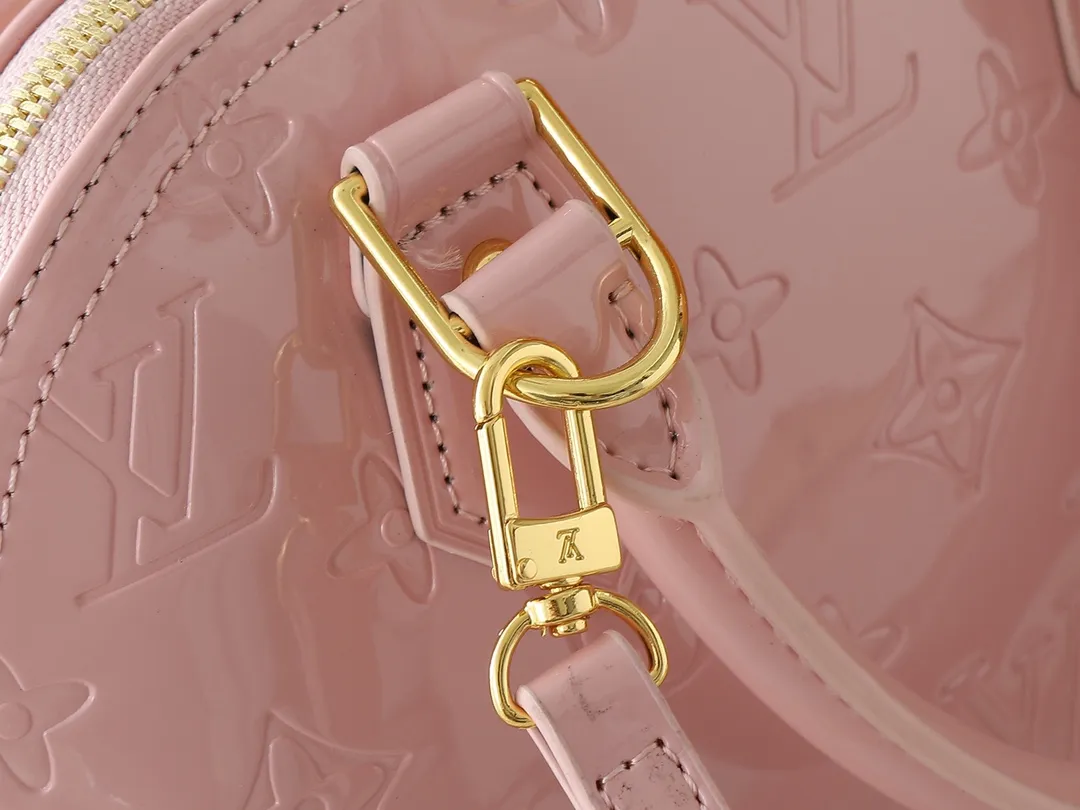 💰240💰Upgraded from the original model, the same patent leather series 53152.91606Alma BB 40302, 93595, handbags are derived from the classic Louis Vuitton bag designed in 1934. This compact bag easily holds keys, wallet, smartphone and lipstick. Detachable shoulder strap for cross-body wear. This modern version of the bag continues its classic silhouette, in Epi leather in bright and inspiring colours, dimensions: 25x19x11