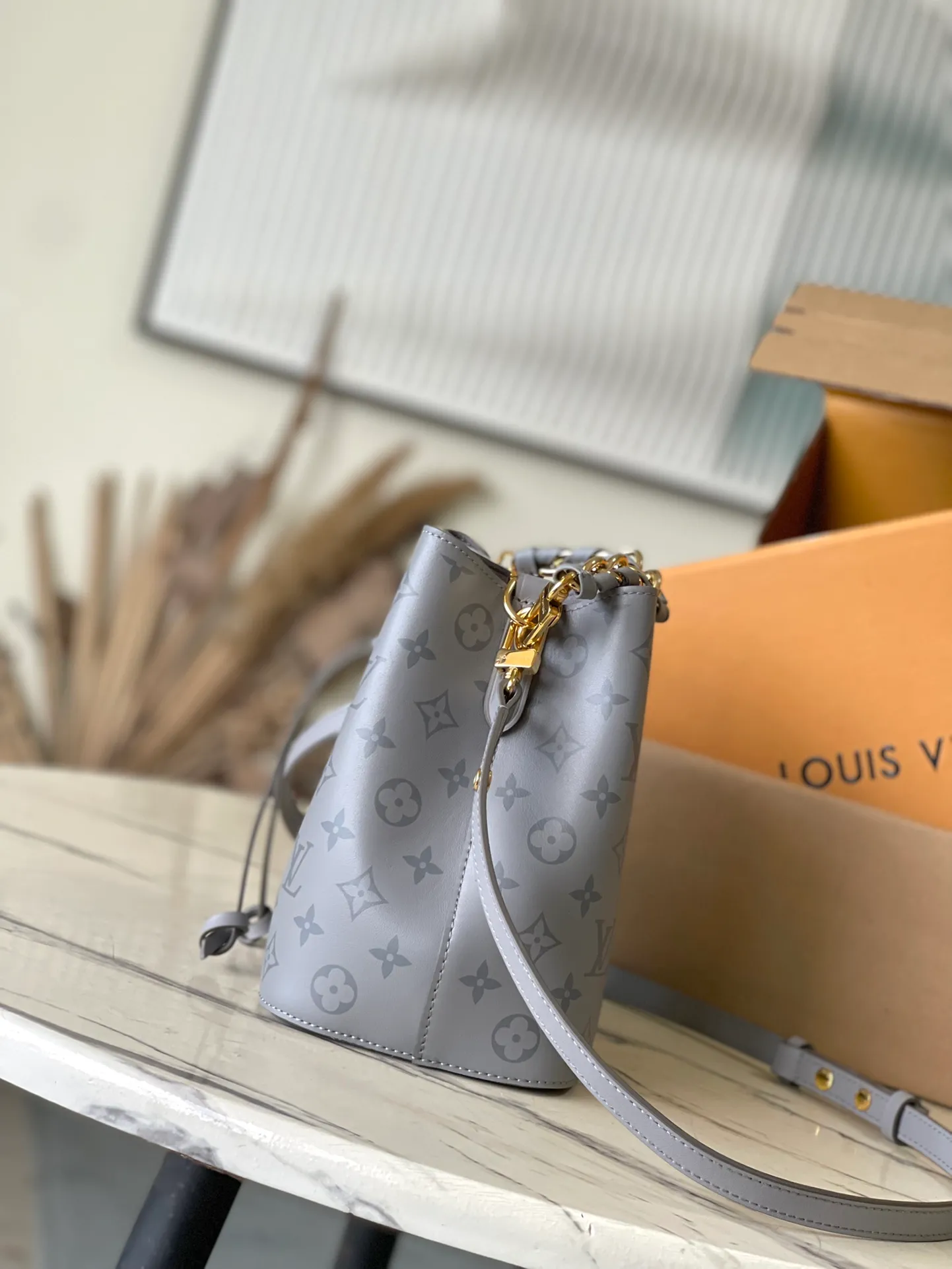 💰1080 (top layer leather) top original order M12749 This Nonoe BB handbag is made of the brand's new Monogram Ink leather. It lights up the handbag series with classic prints, revealing modern style in simplicity. Braided chain and dazzling hardware add a touch of elegance, while an interior pocket keeps valuables secure. Dimensions: 20 × 20 × 13 cm
