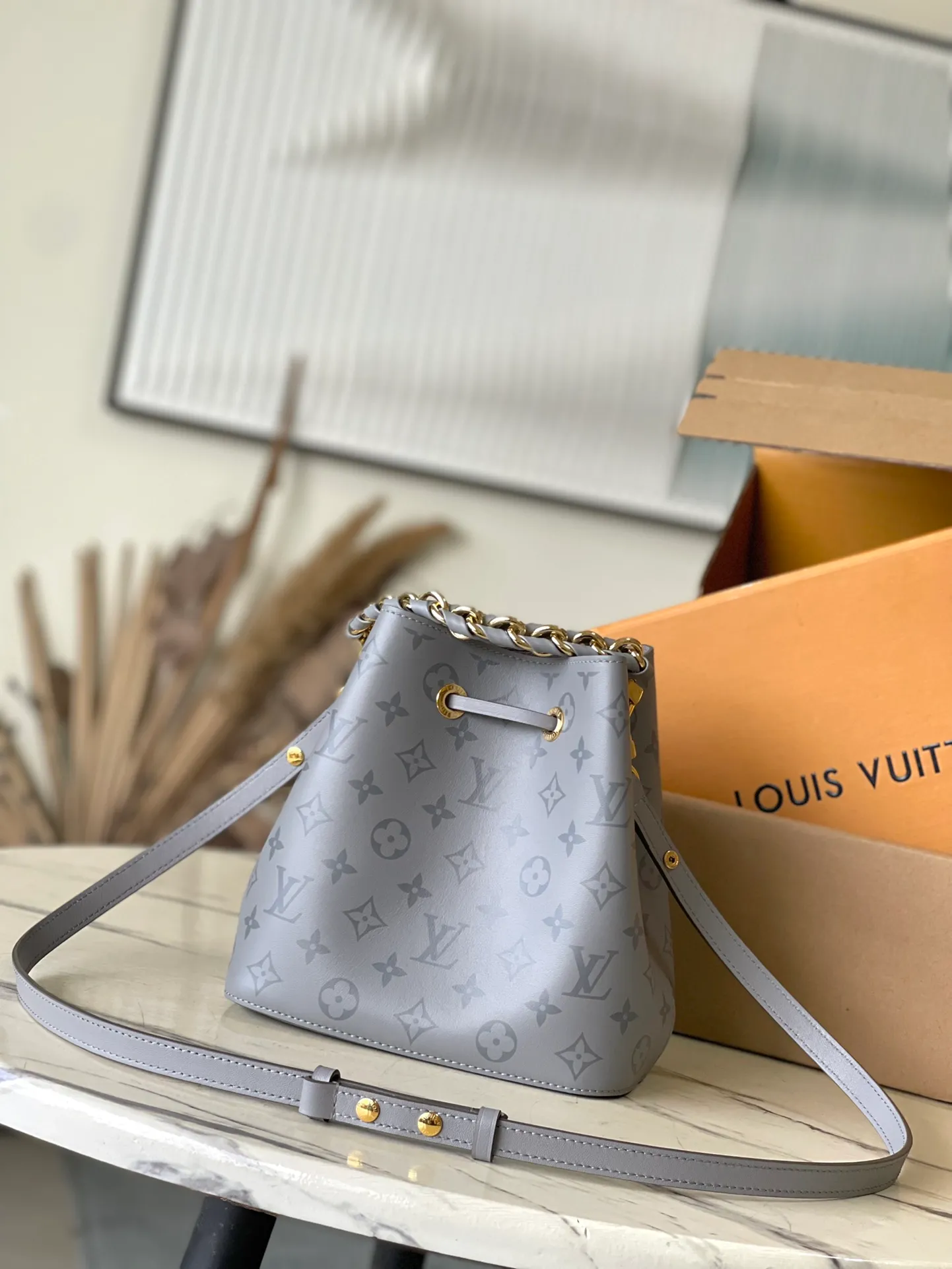 💰1080 (top layer leather) top original order M12749 This Nonoe BB handbag is made of the brand's new Monogram Ink leather. It lights up the handbag series with classic prints, revealing modern style in simplicity. Braided chain and dazzling hardware add a touch of elegance, while an interior pocket keeps valuables secure. Dimensions: 20 × 20 × 13 cm
