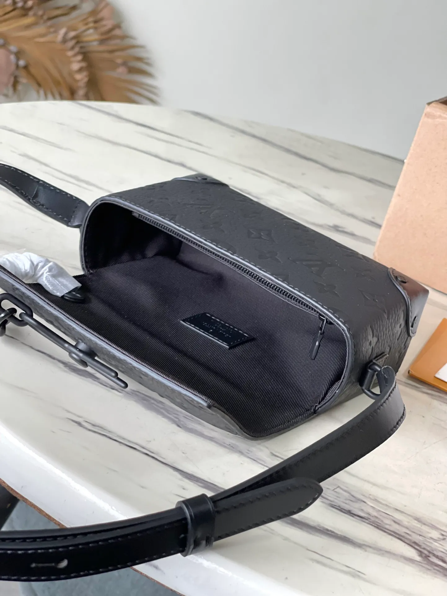 💰880 (top layer leather) top original order M81746, support counter inspection, duty-free goods photos taken are consistent with the product without unpacking. This product is an exclusive duty-free product in the market and is the highest-end product. Inspection is supported. This product has passed strict inspection and is flawless. Please wear gloves when touching the product. This product is not returnable or exchangeable. Please confirm the product first and then remove the label on the handle. This product is temporarily not open to the public, only regular customers, and is in short supply. Dimensions: 18 x 11 x 6.5 cm
