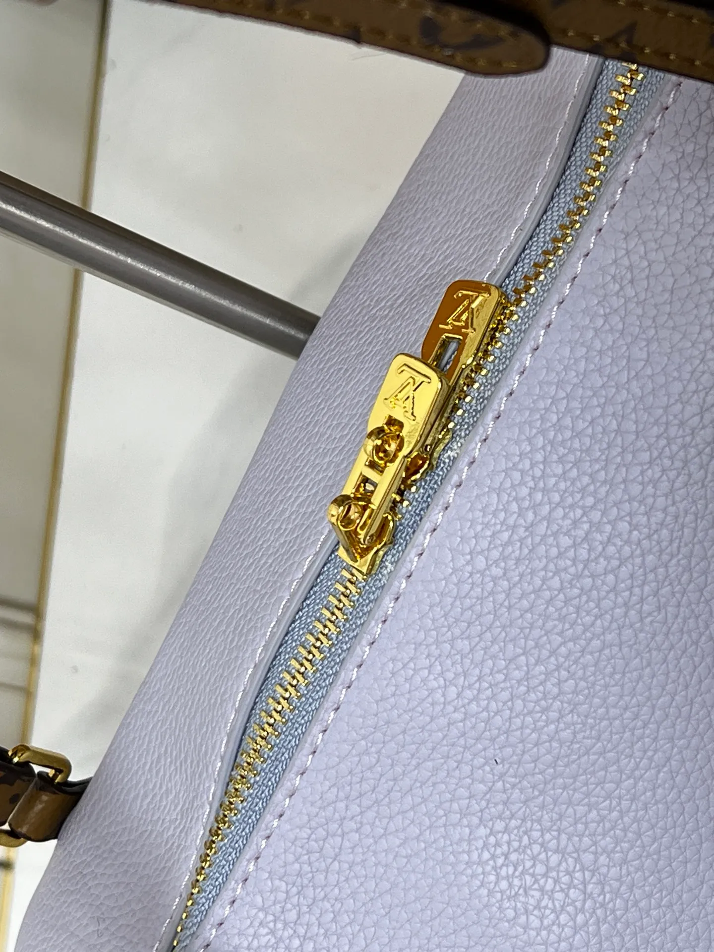 Batch 260💰Upgraded original M26037 M26451 M26359 M26397 M26358 M26039 M26905 M26360 M13668 M13667 This small Express handbag can be called an urban treasure, and its design is inspired by the brand's classic Keepall travel bag. Carefully crafted from fine calf leather, it is decorated with Monogram's classic pattern trim and lining, and is paired with metal hardware and iconic key cases and padlocks, embodying the essence of Louis Vuitton's travel heritage. The compact size can accommodate daily belongings and can be carried in various ways, making it suitable for modern urban life. Dimensions: 26 x 17 x 13.5 (cm) ((length x height x width)
