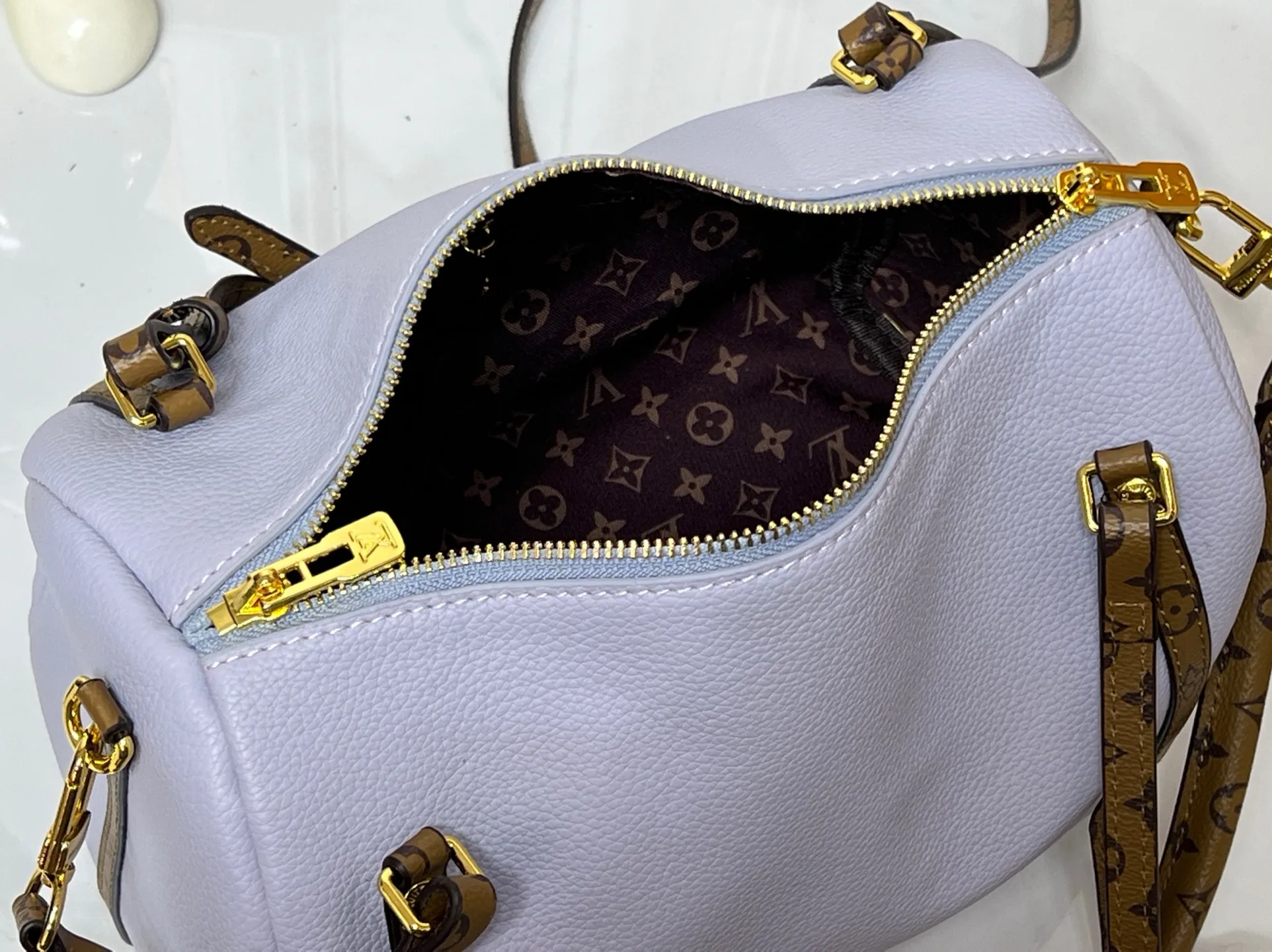 Batch 260💰Upgraded original M26037 M26451 M26359 M26397 M26358 M26039 M26905 M26360 M13668 M13667 This small Express handbag can be called an urban treasure, and its design is inspired by the brand's classic Keepall travel bag. Carefully crafted from fine calf leather, it is decorated with Monogram's classic pattern trim and lining, and is paired with metal hardware and iconic key cases and padlocks, embodying the essence of Louis Vuitton's travel heritage. The compact size can accommodate daily belongings and can be carried in various ways, making it suitable for modern urban life. Dimensions: 26 x 17 x 13.5 (cm) ((length x height x width)