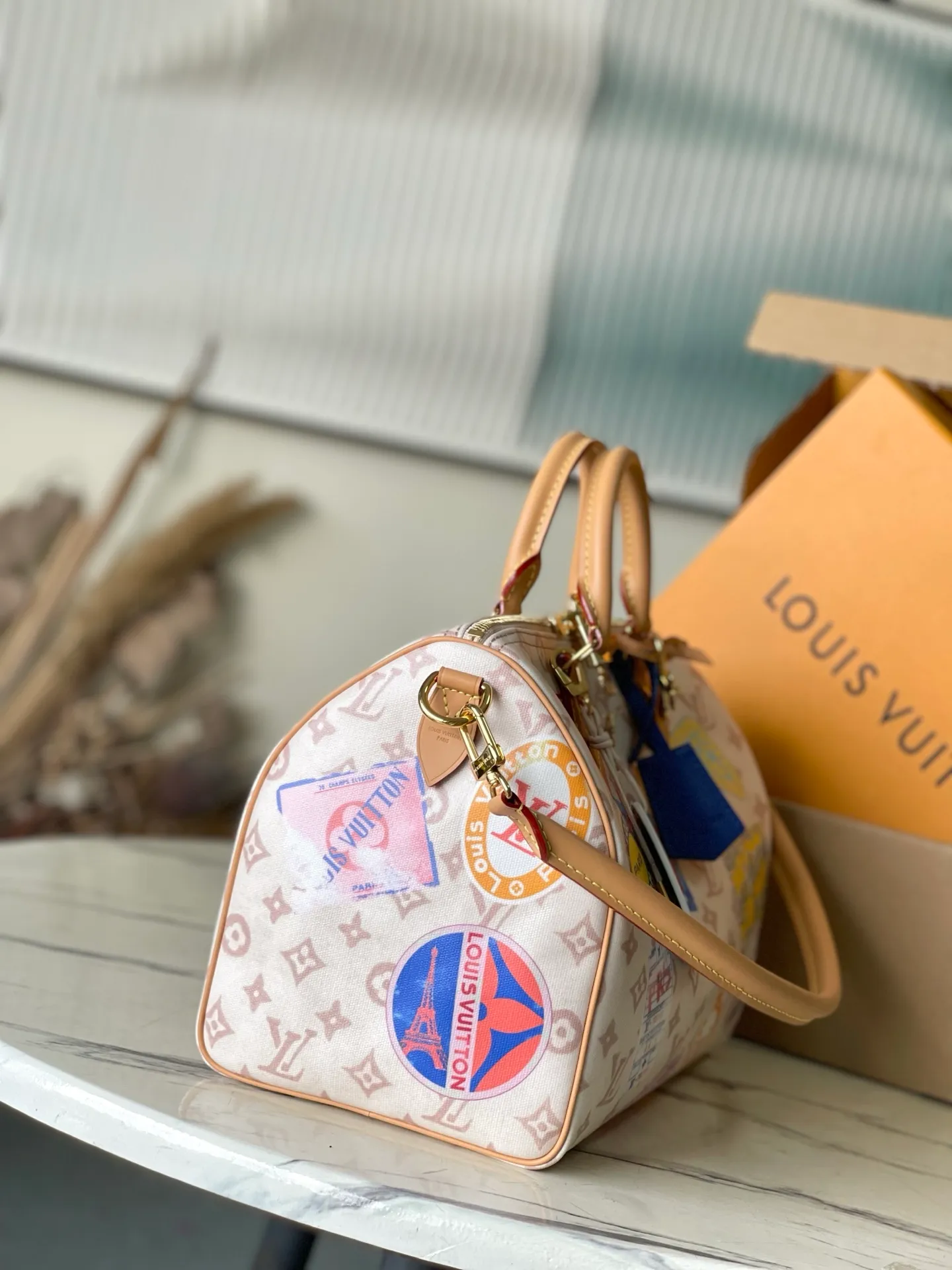 💰1080 Top original order M14587 This Speedy Soft 30 handbag uses retro brushwork to interpret Monogram Dune elements, with aircraft-shaped decoration and collage effect label, paying tribute to the design of Gaston Louis Vuitton collection series. The long handle makes it easy to carry on the shoulder, making it a great travel companion. Dimensions: 30 × 21 × 17 cm