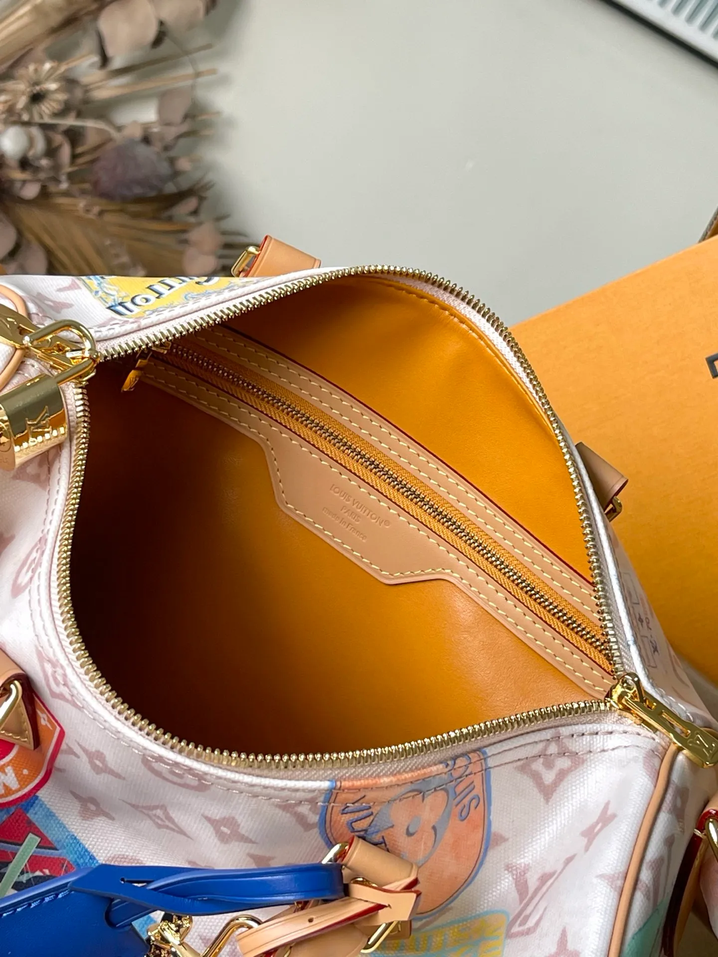 💰1080 Top original order M14587 This Speedy Soft 30 handbag uses retro brushwork to interpret Monogram Dune elements, with aircraft-shaped decoration and collage effect label, paying tribute to the design of Gaston Louis Vuitton collection series. The long handle makes it easy to carry on the shoulder, making it a great travel companion. Dimensions: 30 × 21 × 17 cm
