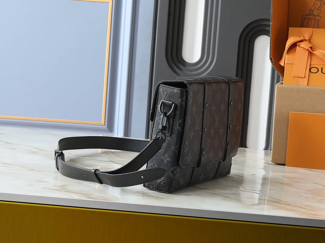 💰260💰 Upgraded from the original M57726 M45727 This compact rectangular trunk messenger bag is made of Monogram Eclipse canvas and continues the brand’s classic hard box elements such as matte black rivets and reinforced black leather corners. Removable and adjustable strap for comfortable carrying. Dimensions: 24 x 18 x 5.5 cm
