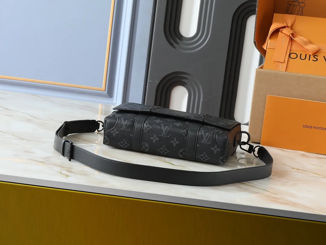 💰260💰 Upgraded from the original M57726 M45727 This compact rectangular trunk messenger bag is made of Monogram Eclipse canvas and continues the brand’s classic hard box elements such as matte black rivets and reinforced black leather corners. Removable and adjustable strap for comfortable carrying. Dimensions: 24 x 18 x 5.5 cm
