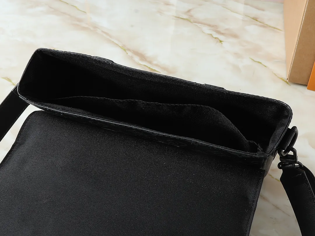 💰260💰 Upgraded from the original M57726 M45727 This compact rectangular trunk messenger bag is made of Monogram Eclipse canvas and continues the brand’s classic hard box elements such as matte black rivets and reinforced black leather corners. Removable and adjustable strap for comfortable carrying. Dimensions: 24 x 18 x 5.5 cm