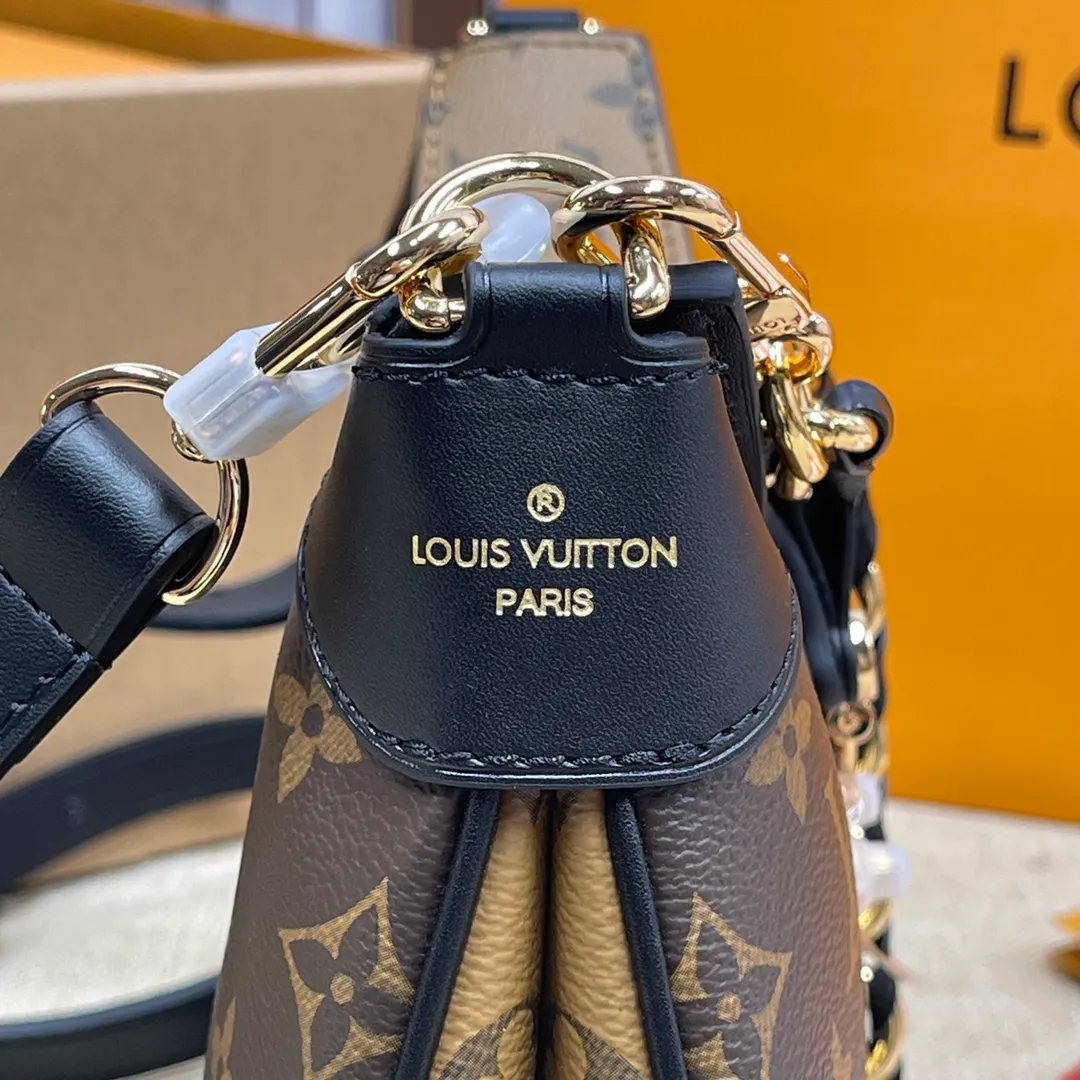 [Upgraded version] P540🐶Upgraded version Comes with full packaging M46659🐶LV TWINNY handbag This handbag draws inspiration from the classic design of the brand archives. It is made of Monogram and Monogram Reverse canvas with leather trim, which is comfortable yet elegant. The S-lock buckle and braided chain strap handles are richly detailed, and can be worn on the elbow or on the shoulder. Dimensions: 29 x 19 x 9 cm