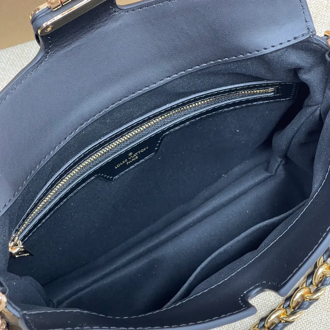 [Upgraded version] P540🐶Upgraded version Comes with full packaging M46659🐶LV TWINNY handbag This handbag draws inspiration from the classic design of the brand archives. It is made of Monogram and Monogram Reverse canvas with leather trim, which is comfortable yet elegant. The S-lock buckle and braided chain strap handles are richly detailed, and can be worn on the elbow or on the shoulder. Dimensions: 29 x 19 x 9 cm