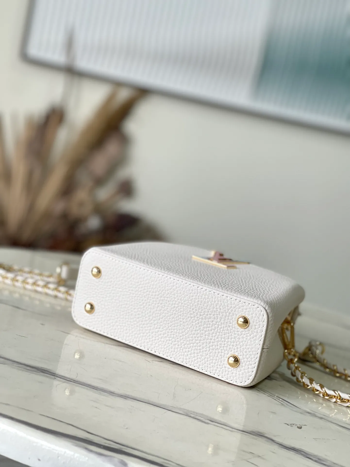 💰2160 (special grade original leather) M23082/M48865 Chinese Valentine's Day limited edition. This Capucines handbag is from the Milky Way series. It is an exclusive hard-working gift for Valentine's Day. Taurillon leather is dipped in soft tones. The dazzling light and rainbow gradient of the metal parts provide an elegant contrast. The detachable chain and leather shoulder strap are convenient for shoulder or cross-body wear. Size: 21 * 14 * 8 cm