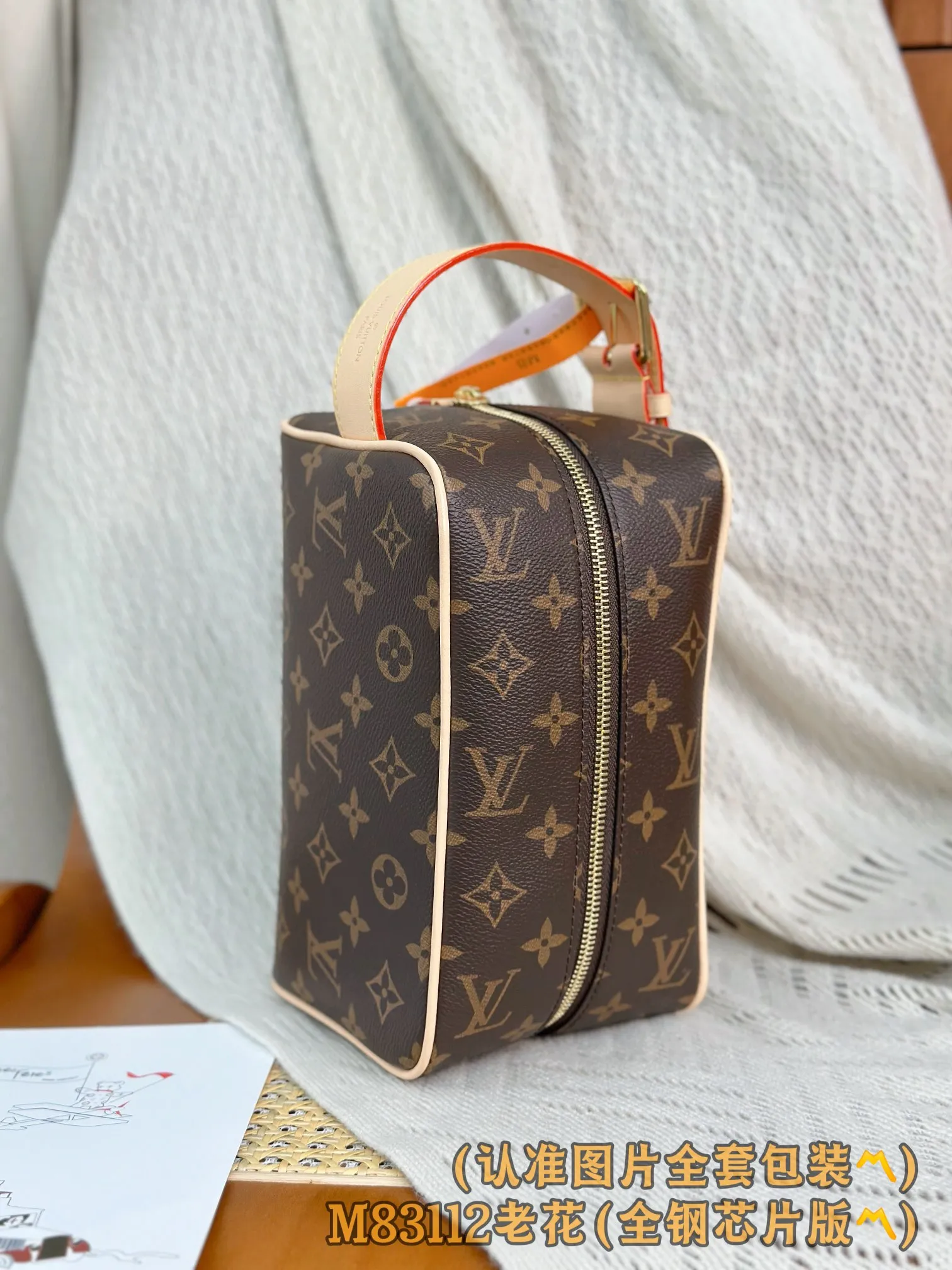 💰1300 [Genuine grade] [Special grade MB all steel high elastic fabric] M83112 Presbyopia (〽️A grade all steel〽️) personalized customized version! 163 code changing chip, LOCKER DOPP KIT toilet bag! This Locker Dopp Kit toiletry bag is made of Monogram canvas, blending contemporary trends and elegant style. The compact design contains ample space to easily store daily necessities. The washable lining and adjustable side handles make it a convenient on-the-go experience.  13 x 12 x 23 cm (height x width x length).
