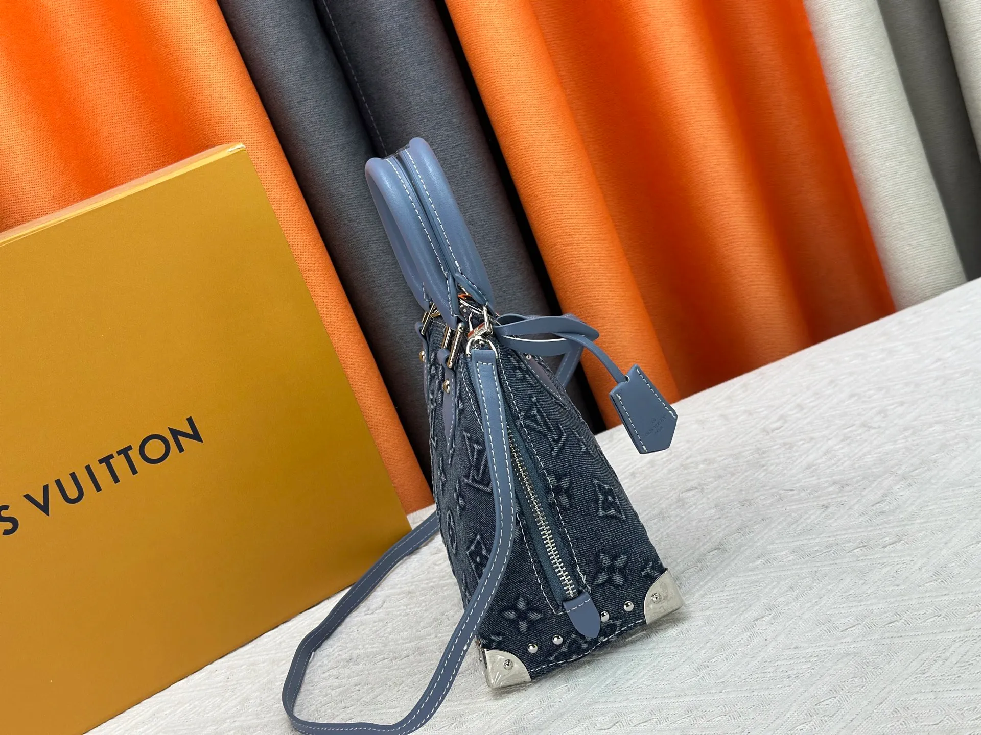 P320 Embossed Denim M53152 This charming Alma BB handbag is derived from the classic Louis Vuitton bag designed in 1934. Iconic elements give this Monogram canvas bag a classic elegance: padlock and key charm, Toron handle and refined leather key holder. Features a detachable shoulder strap for cross-body wear. Dimensions: 23.5 x 17.5 x 11.5 cm (length x height x width)
