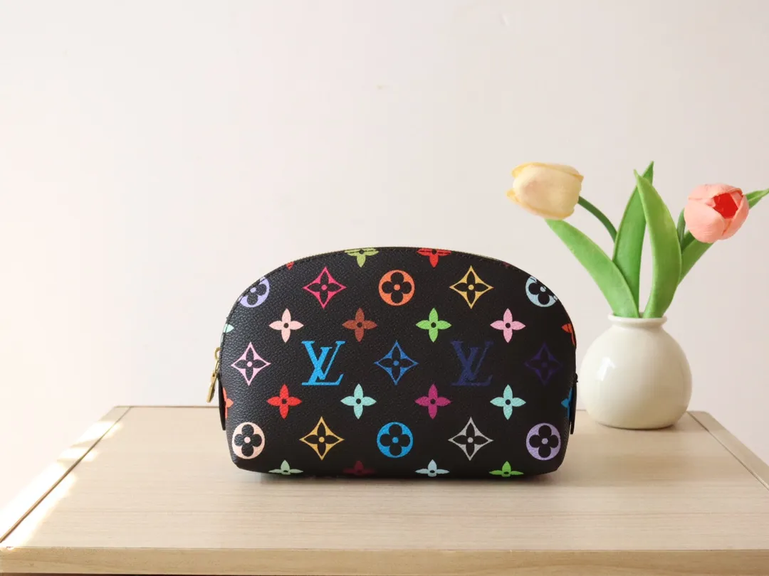 Factory Price 340 [Top Original Order] M13744 Tricolor Cosmetic Bag This Monogram print is interpreted in 33 colorful colors. The white tricolor and black tricolor jointly launched by Takashi Murakami and LV in 2025 are popular all over the world and are loved by celebrities and celebrities. They are lively, childlike and friendly. Size: 19x12x6cm