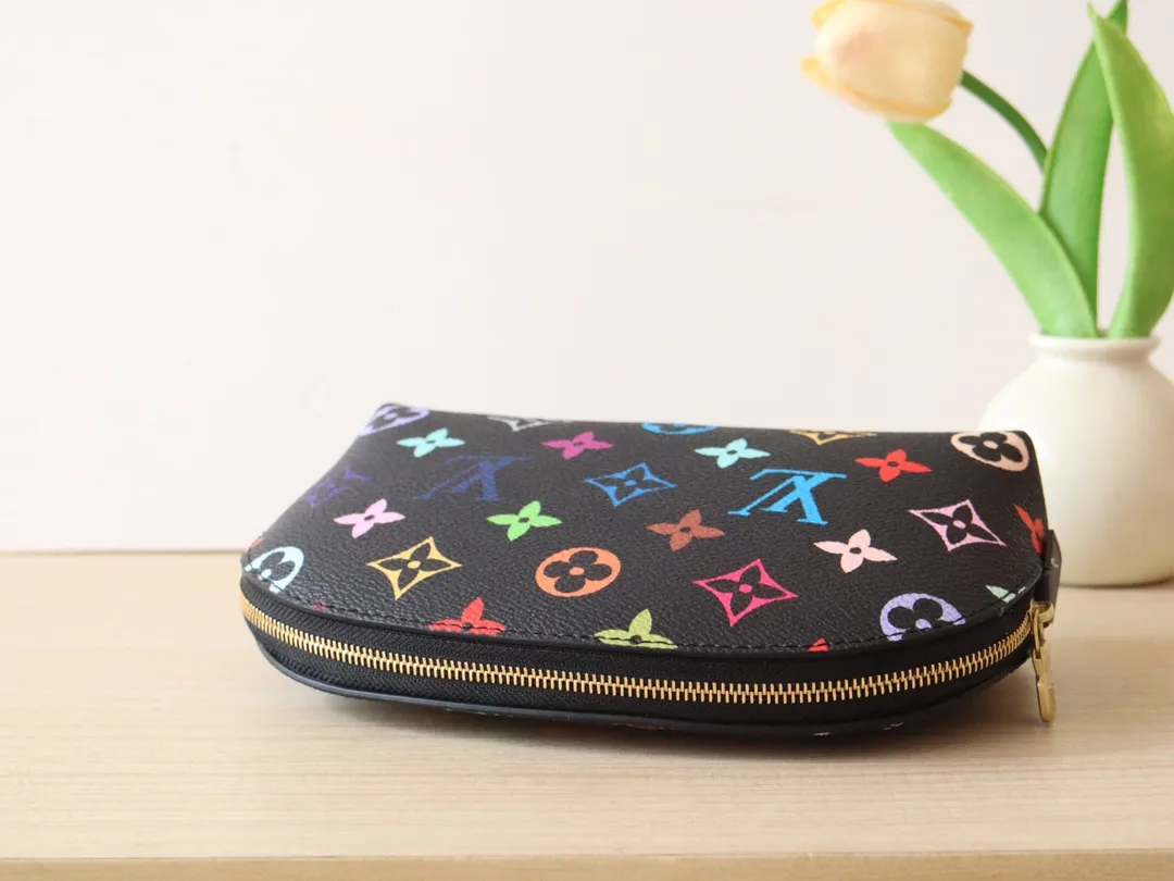 Factory Price 340 [Top Original Order] M13744 Tricolor Cosmetic Bag This Monogram print is interpreted in 33 colorful colors. The white tricolor and black tricolor jointly launched by Takashi Murakami and LV in 2025 are popular all over the world and are loved by celebrities and celebrities. They are lively, childlike and friendly. Size: 19x12x6cm