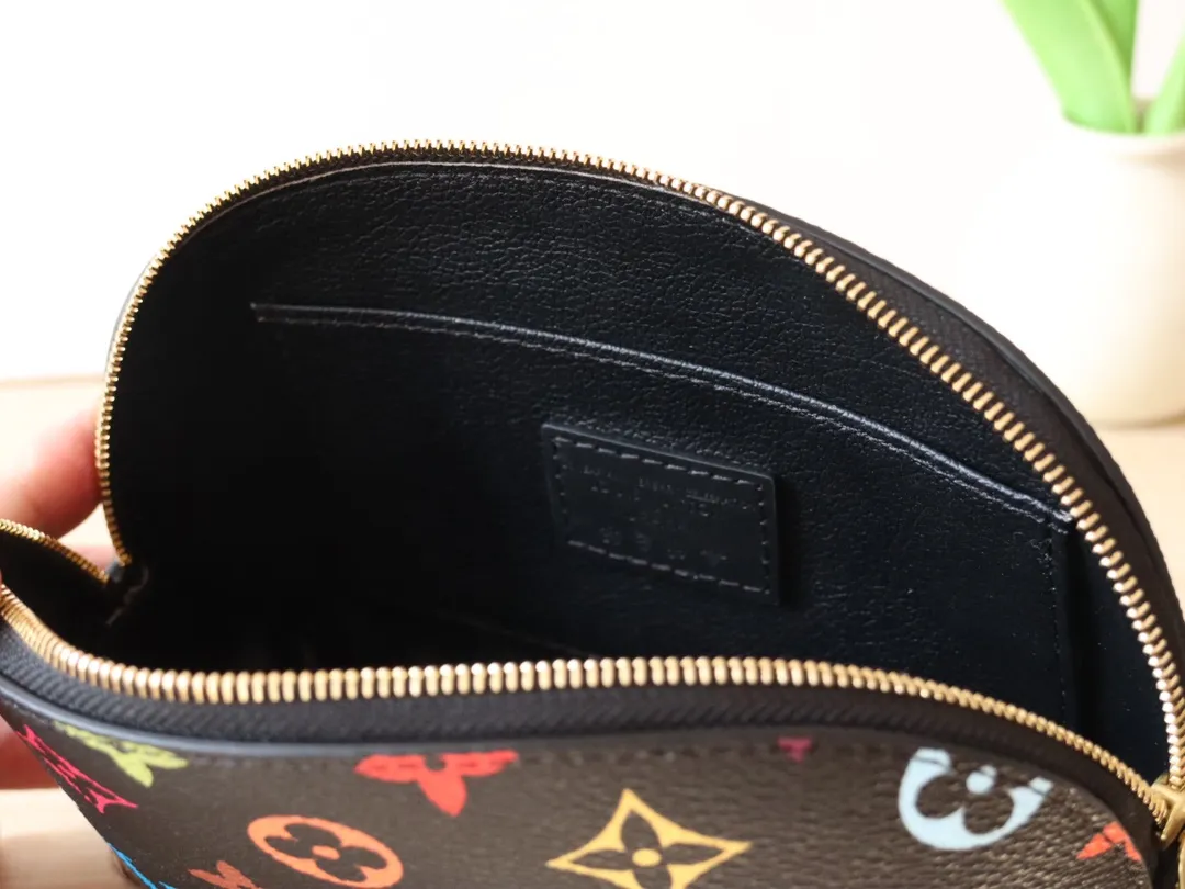 Factory Price 340 [Top Original Order] M13744 Tricolor Cosmetic Bag This Monogram print is interpreted in 33 colorful colors. The white tricolor and black tricolor jointly launched by Takashi Murakami and LV in 2025 are popular all over the world and are loved by celebrities and celebrities. They are lively, childlike and friendly. Size: 19x12x6cm