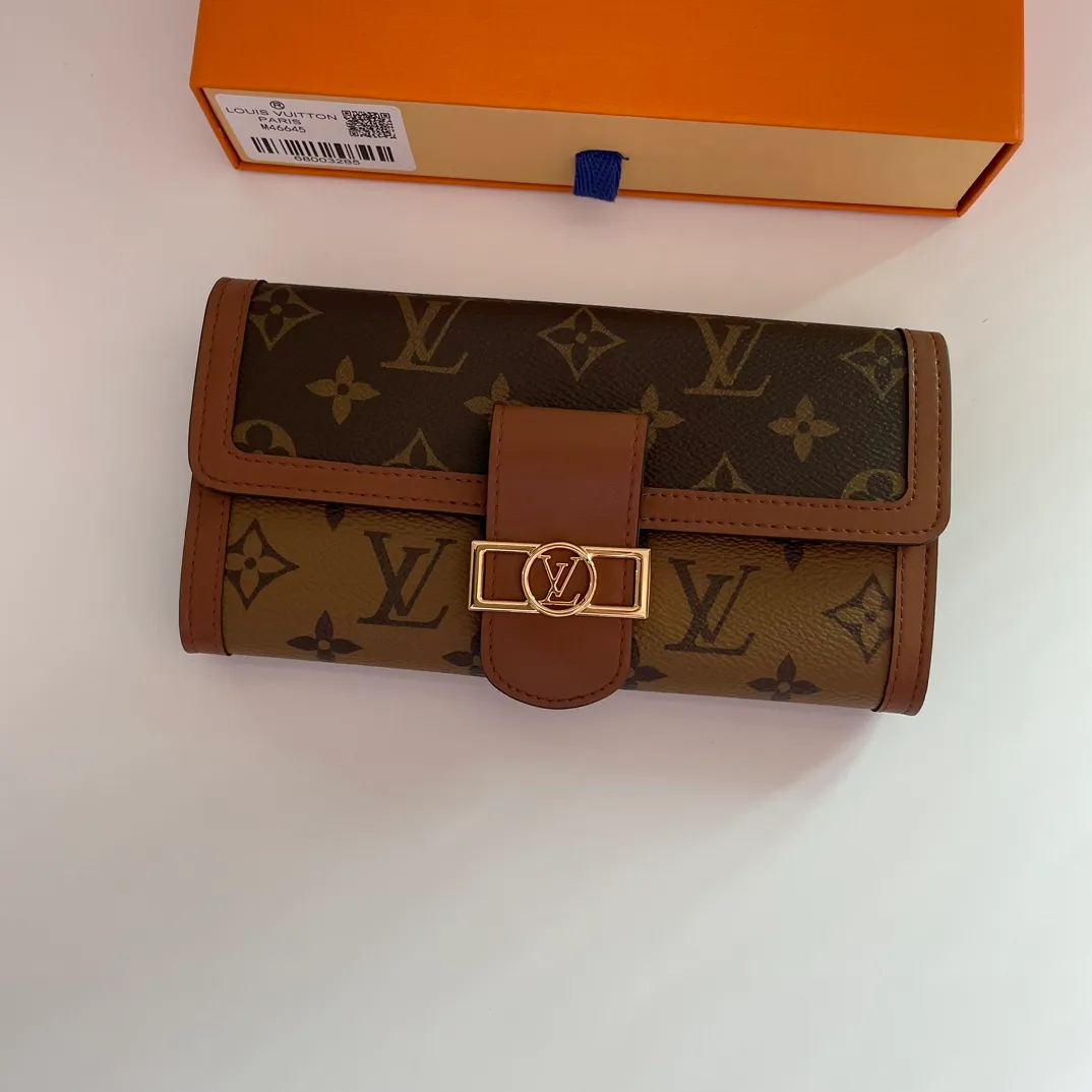 Factory price 540 [Top original order] M46645 This Sarah Dauphine wallet is made of Monogram and Monogram Reverse canvas, embellished with cow leather trim and retro LV Circle lock, cleverly reproducing the classic design of the Dauphine series. Card compartments and a Monogram Reverse canvas zippered coin pouch highlight functional considerations.