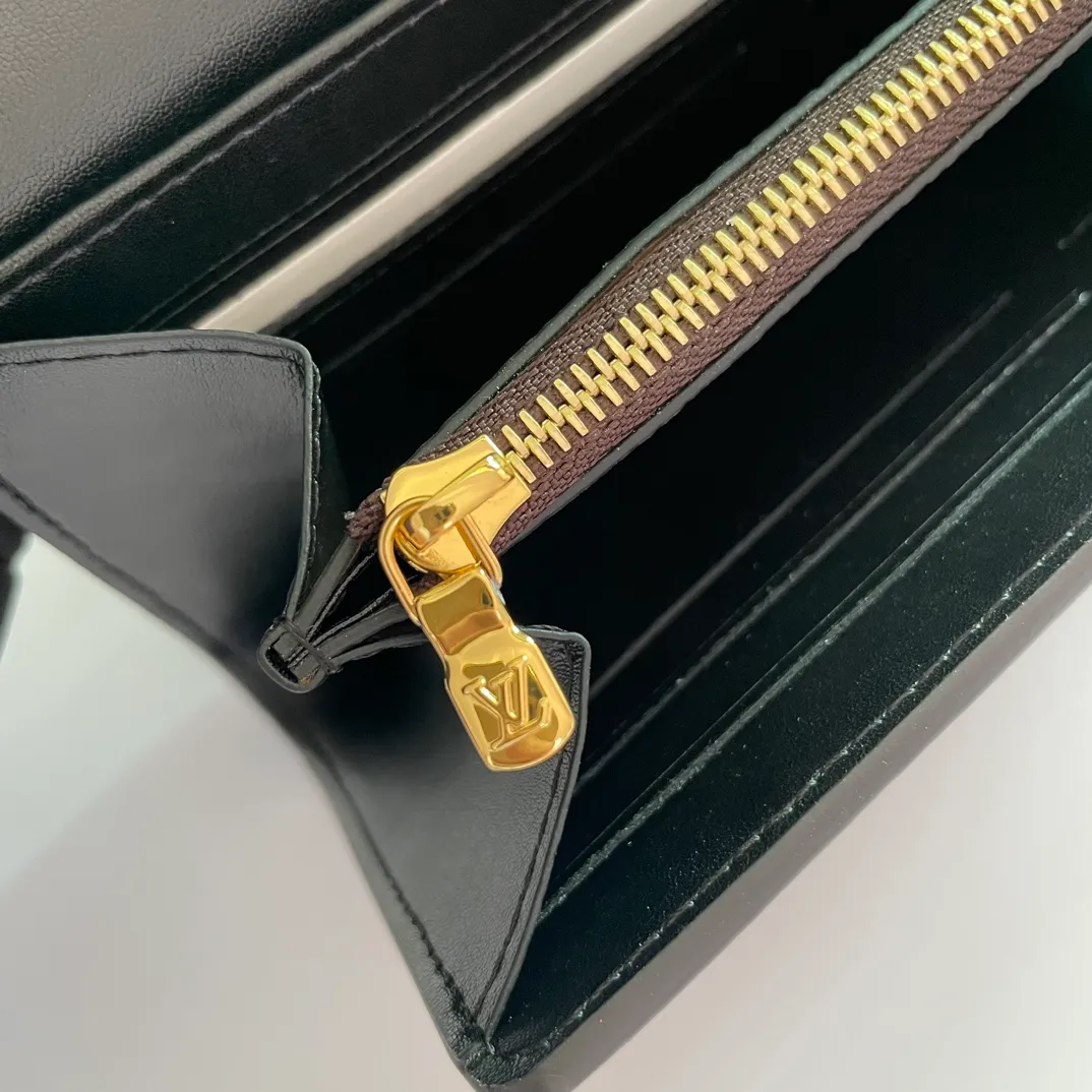 Factory price 540 [Top original order] M46645 This Sarah Dauphine wallet is made of Monogram and Monogram Reverse canvas, embellished with cow leather trim and retro LV Circle lock, cleverly reproducing the classic design of the Dauphine series. Card compartments and a Monogram Reverse canvas zippered coin pouch highlight functional considerations.