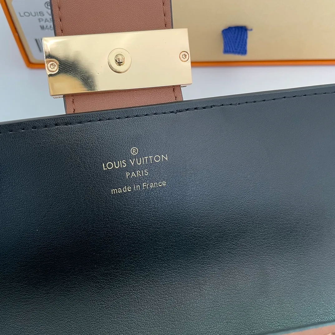 Factory price 540 [Top original order] M46645 This Sarah Dauphine wallet is made of Monogram and Monogram Reverse canvas, embellished with cow leather trim and retro LV Circle lock, cleverly reproducing the classic design of the Dauphine series. Card compartments and a Monogram Reverse canvas zippered coin pouch highlight functional considerations.