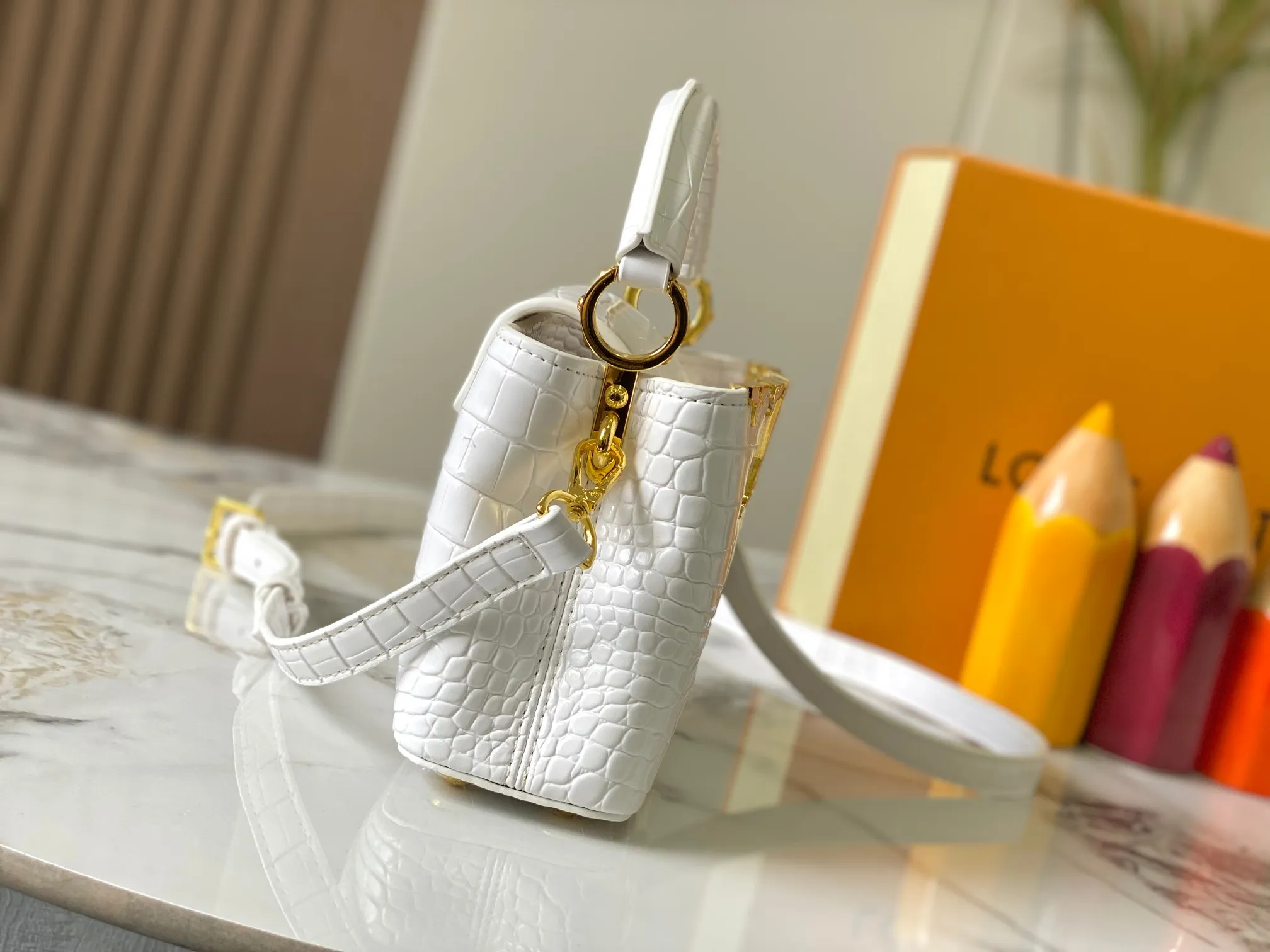 p440 [Guangzhou top quality original] M86153 This Capucines mini handbag is made of Monogram crocodile pattern with pointed flowers and decorative lines, with LV letters and woven chains infused with metallic edges, and with contrasting leather trim. The flip cover can be placed externally or internally, and the neat inner layer and multiple carrying methods complete the functional details.  21x 14 x 8.0 cm (length x height x width)