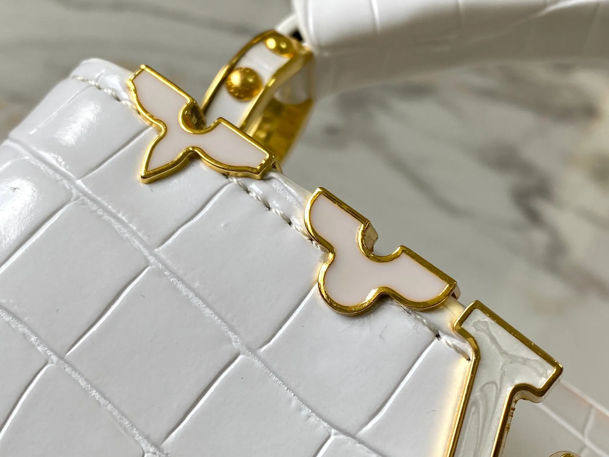 p440 [Guangzhou top quality original] M86153 This Capucines mini handbag is made of Monogram crocodile pattern with pointed flowers and decorative lines, with LV letters and woven chains infused with metallic edges, and with contrasting leather trim. The flip cover can be placed externally or internally, and the neat inner layer and multiple carrying methods complete the functional details.  21x 14 x 8.0 cm (length x height x width)