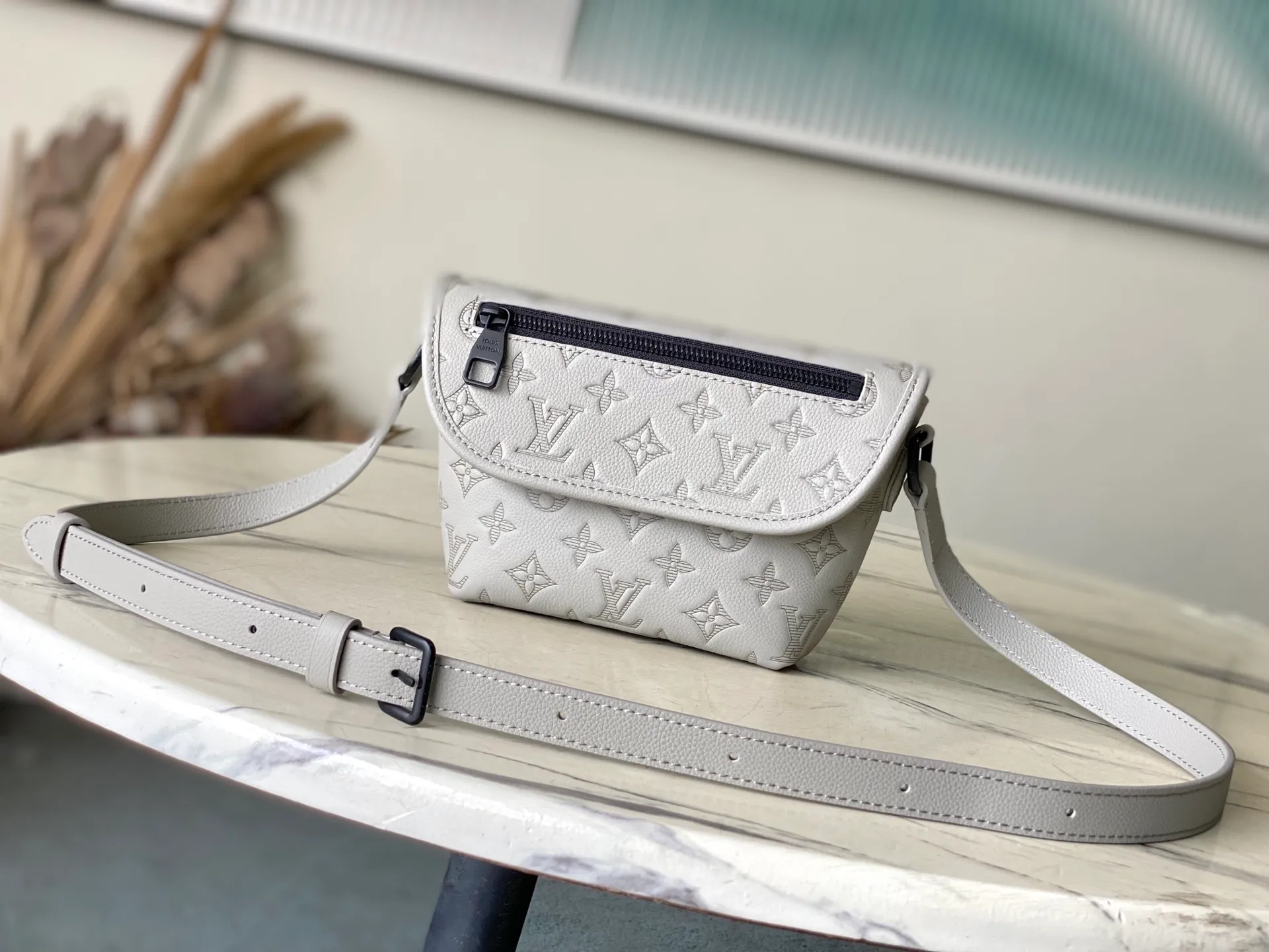 💰880 (top-grain leather) top original order M14794 This Pulse mini handbag is made of Monogram Shadow embossed cow leather dip-dyed in a modern new color, with a soft texture that upgrades the elegant structure and comfortable carrying experience. Metal hardware and zippers on the flap pocket subtly accentuate the bag's pattern, and the adjustable shoulder strap offers shoulder and cross-body options. Dimensions: 22.5 × 16 × 5 cm