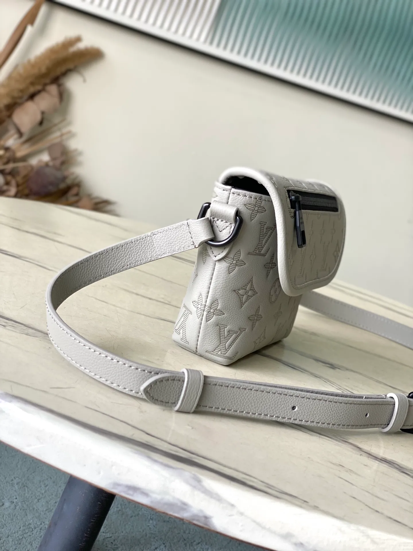 💰880 (top-grain leather) top original order M14794 This Pulse mini handbag is made of Monogram Shadow embossed cow leather dip-dyed in a modern new color, with a soft texture that upgrades the elegant structure and comfortable carrying experience. Metal hardware and zippers on the flap pocket subtly accentuate the bag's pattern, and the adjustable shoulder strap offers shoulder and cross-body options. Dimensions: 22.5 × 16 × 5 cm